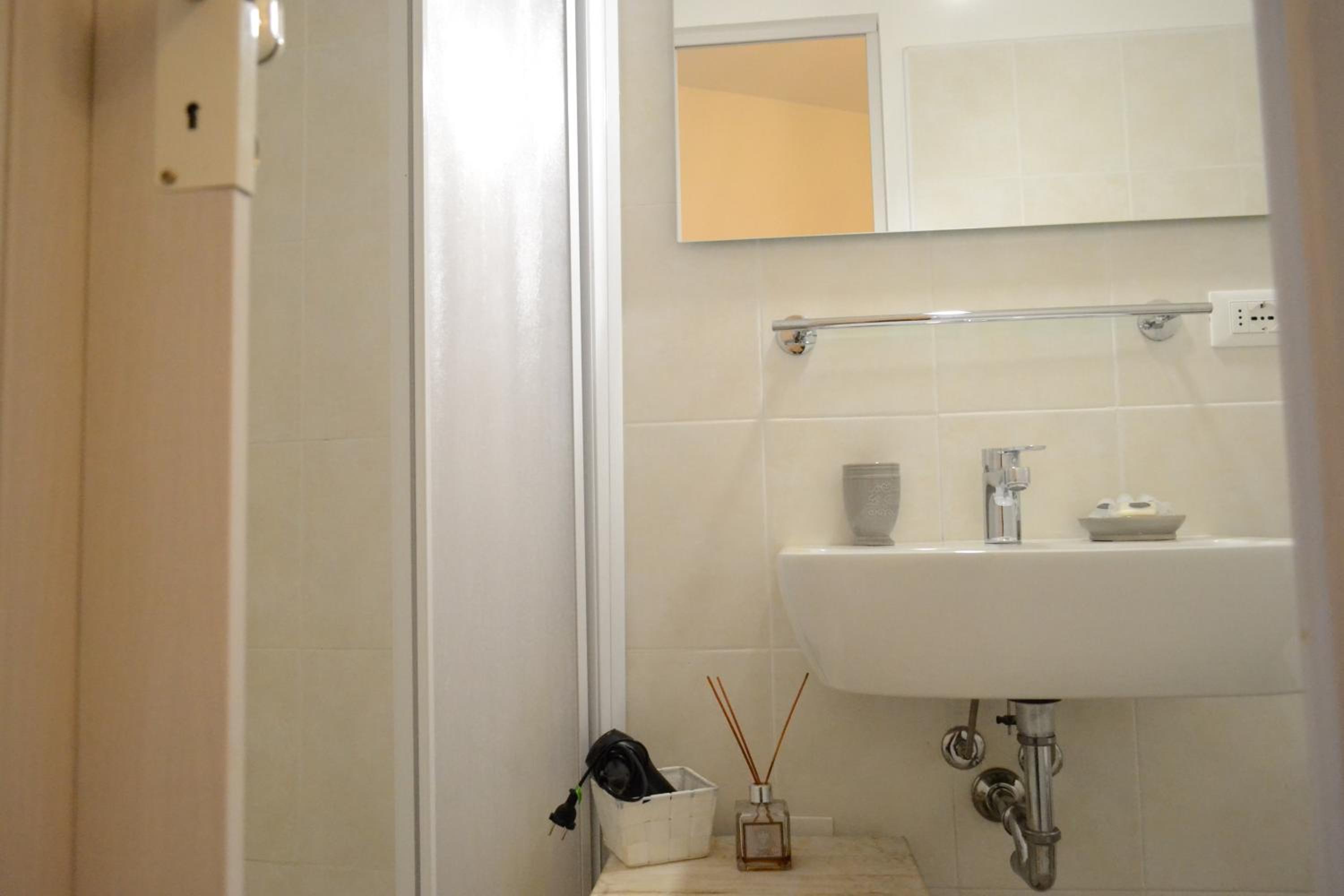 Triple Room with Private Bathroom - Photo 13