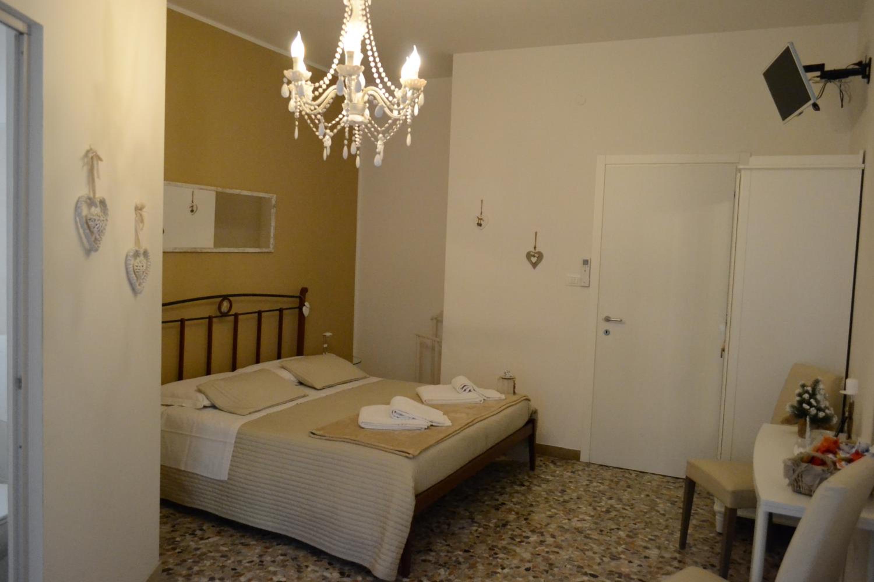 Double Room with Private Bathroom - Photo 7