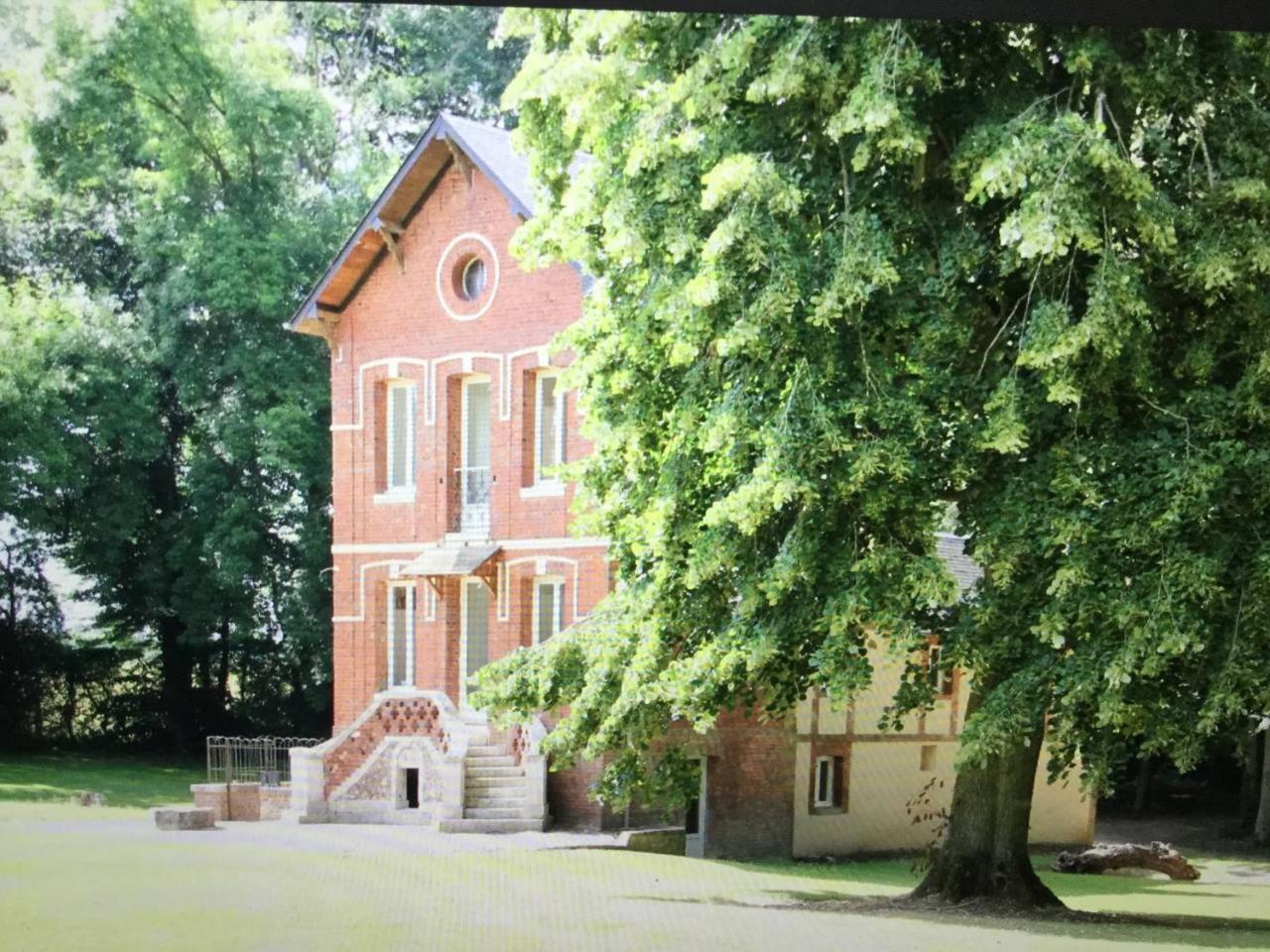Three-Bedroom House - Photo 2
