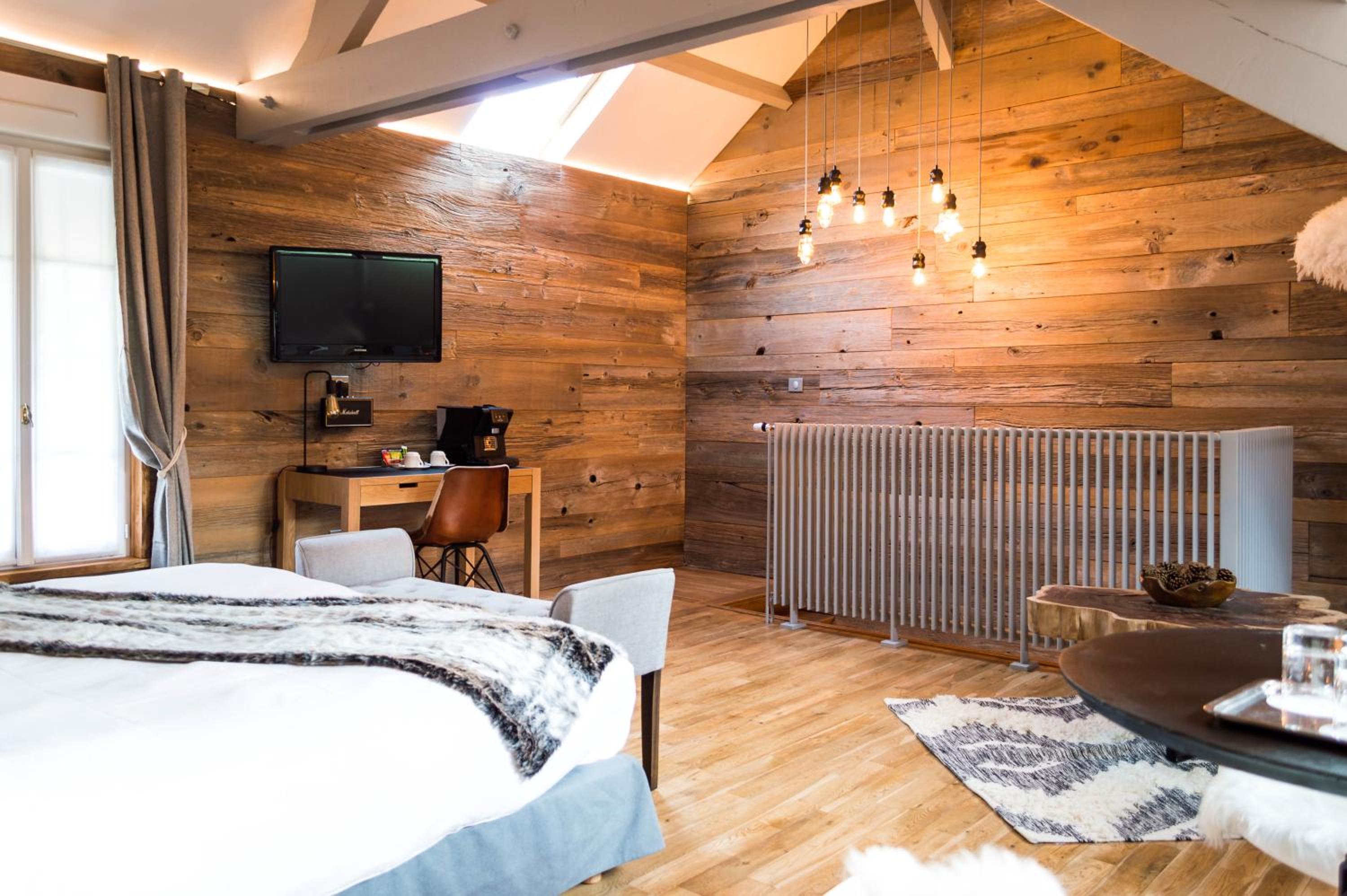 Suite with Hot Tub - Photo 8