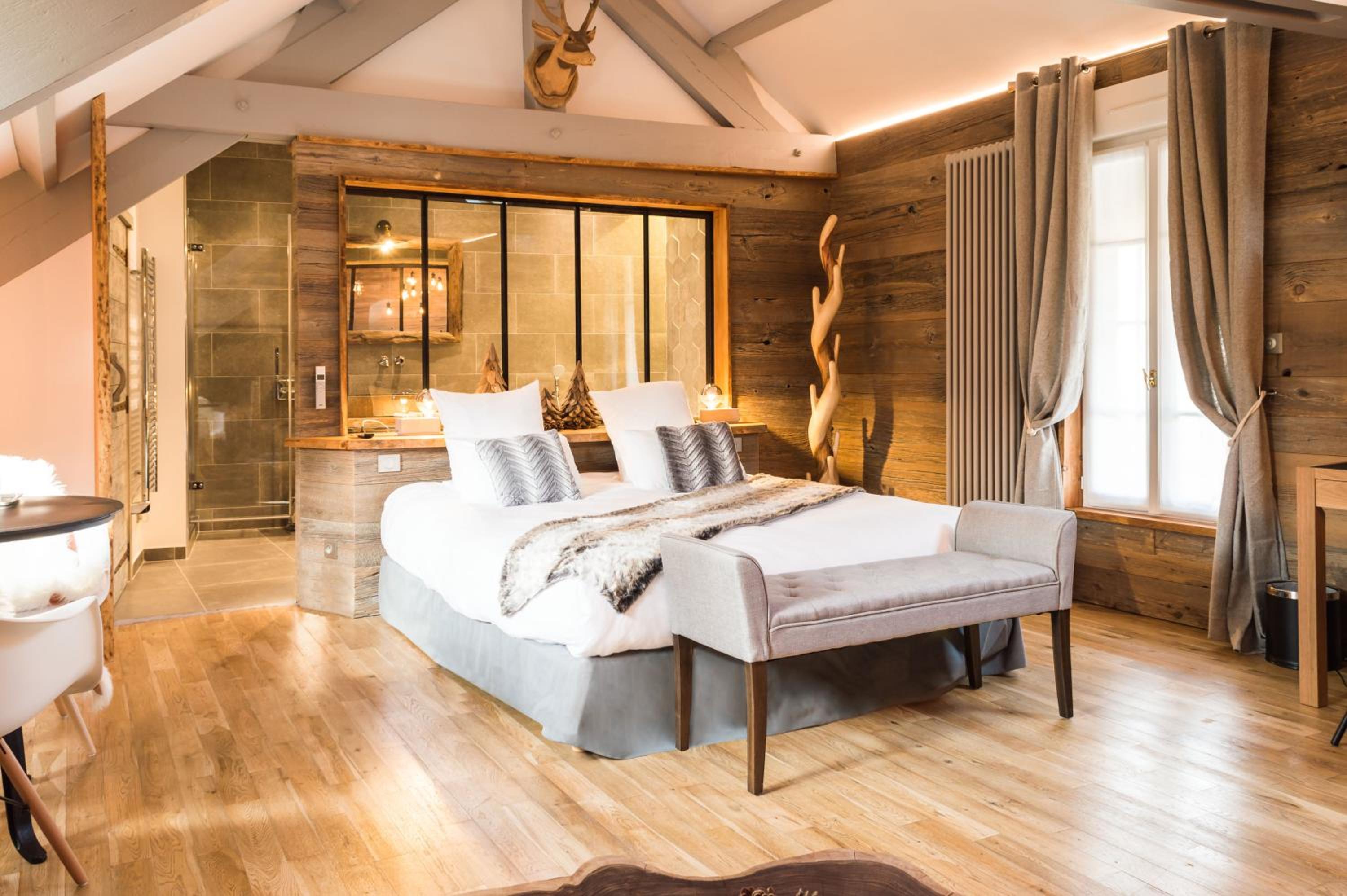 Suite with Hot Tub - Photo 1