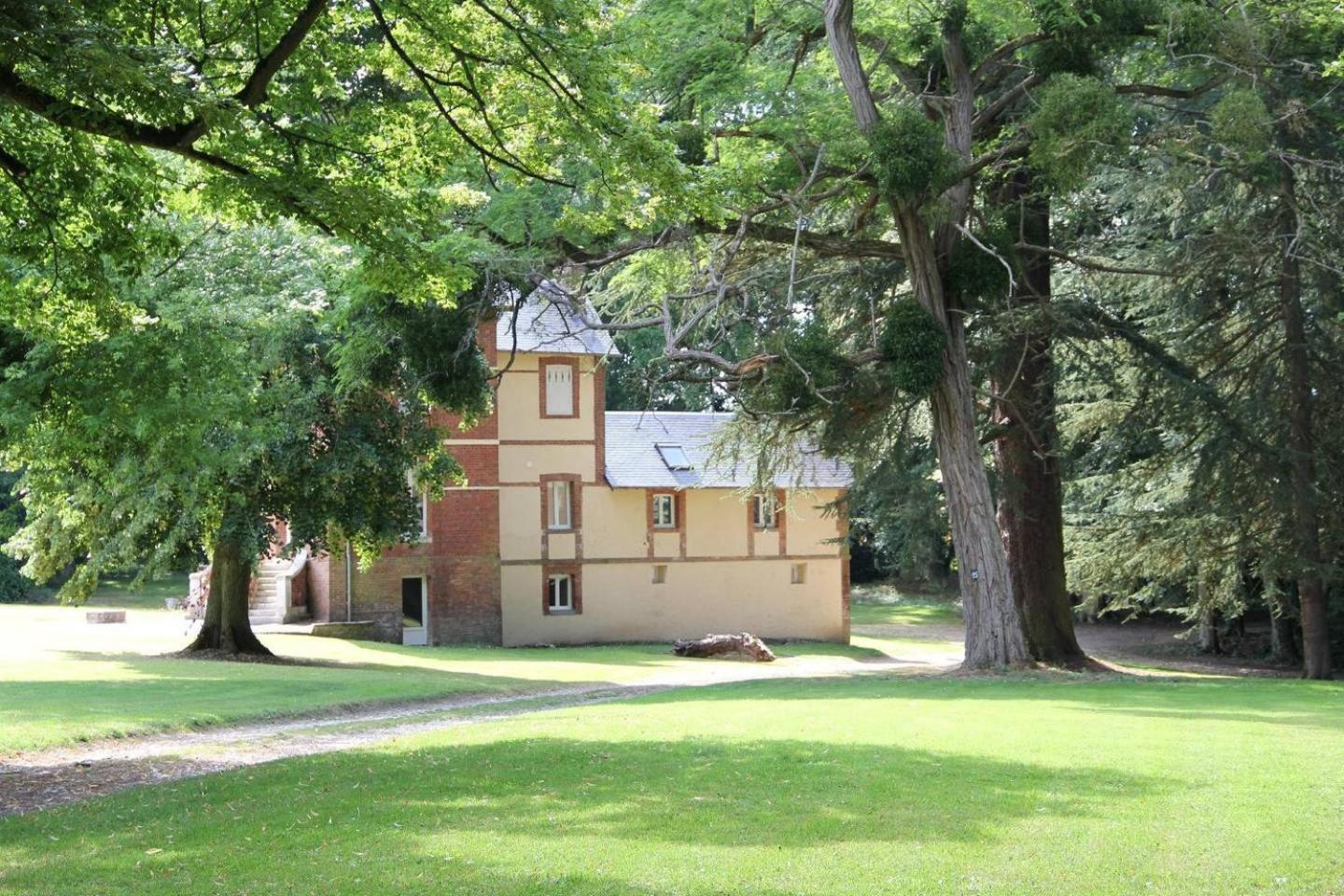 Three-Bedroom House - Photo 3