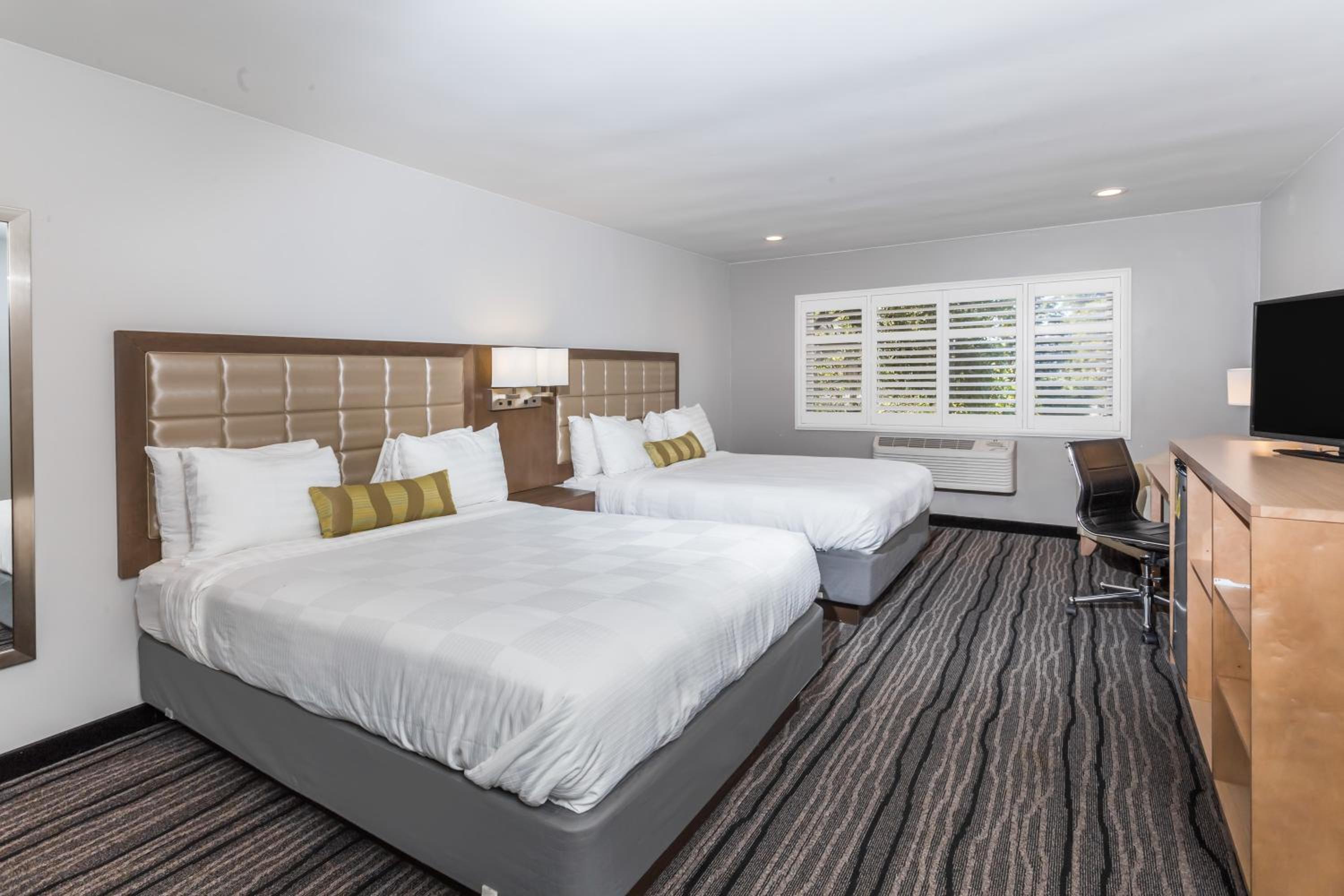 Queen Room with Two Queen Beds - Non-Smoking photo 1