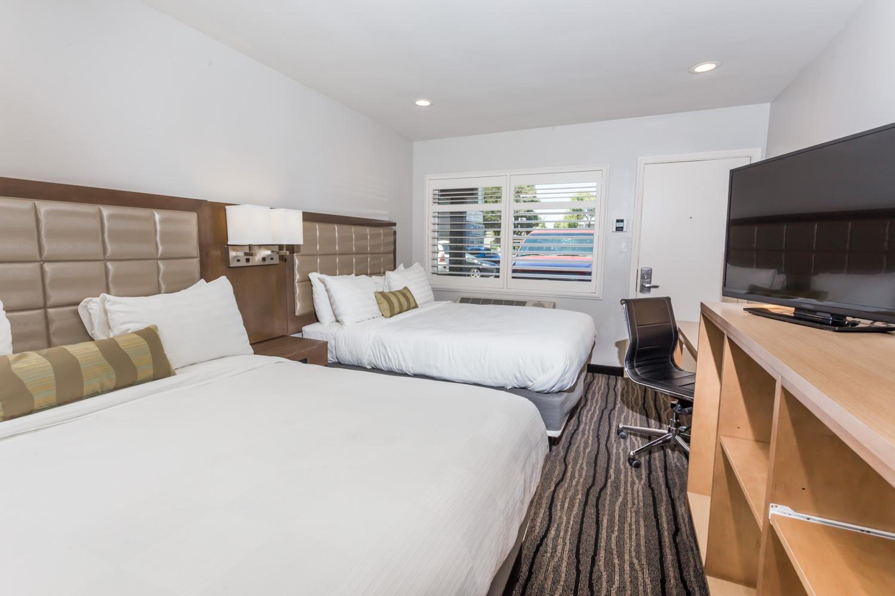 Queen Room with Two Queen Beds - Non-Smoking photo 1