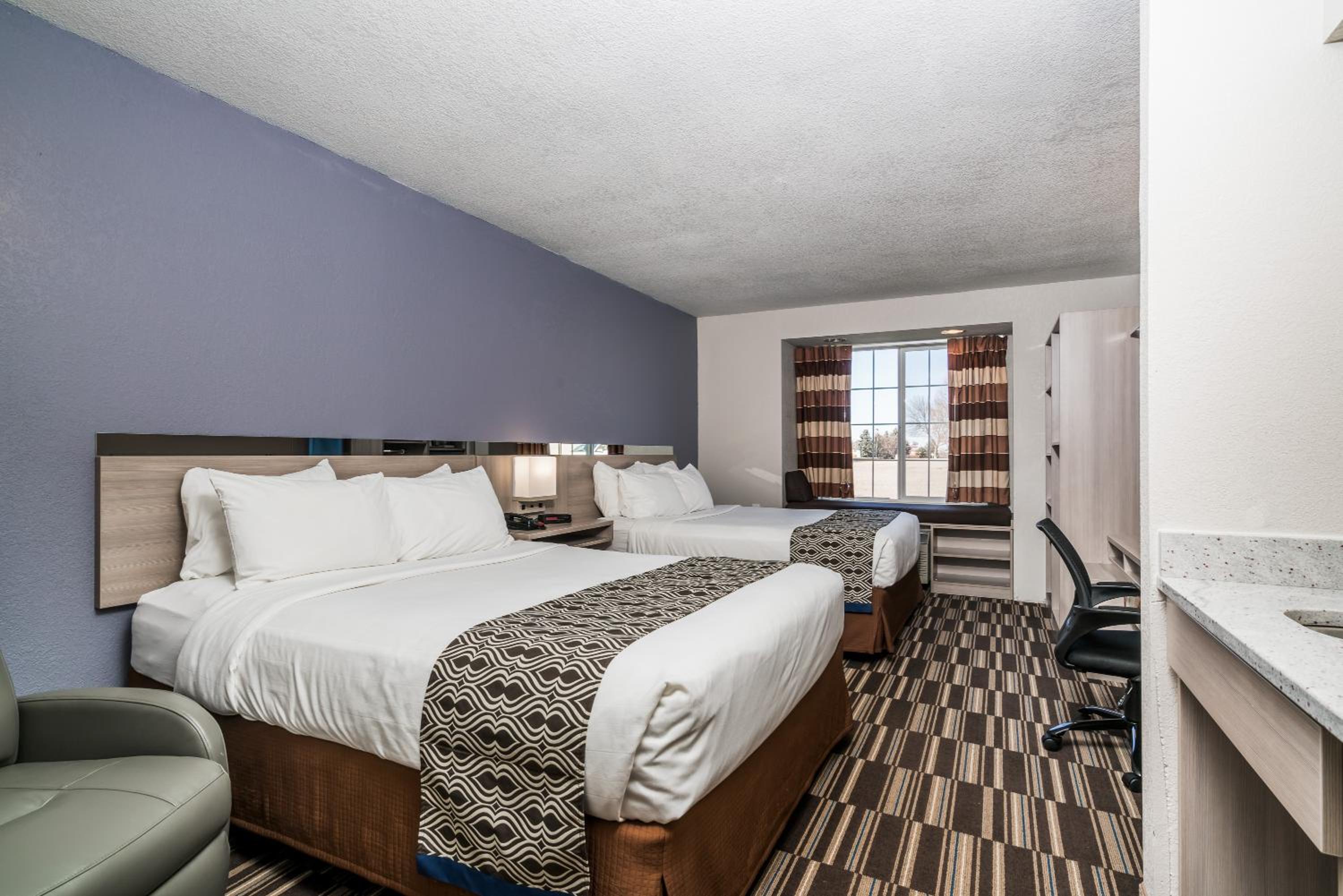 Queen Room with Two Queen Beds - Non-Smoking - Photo 4
