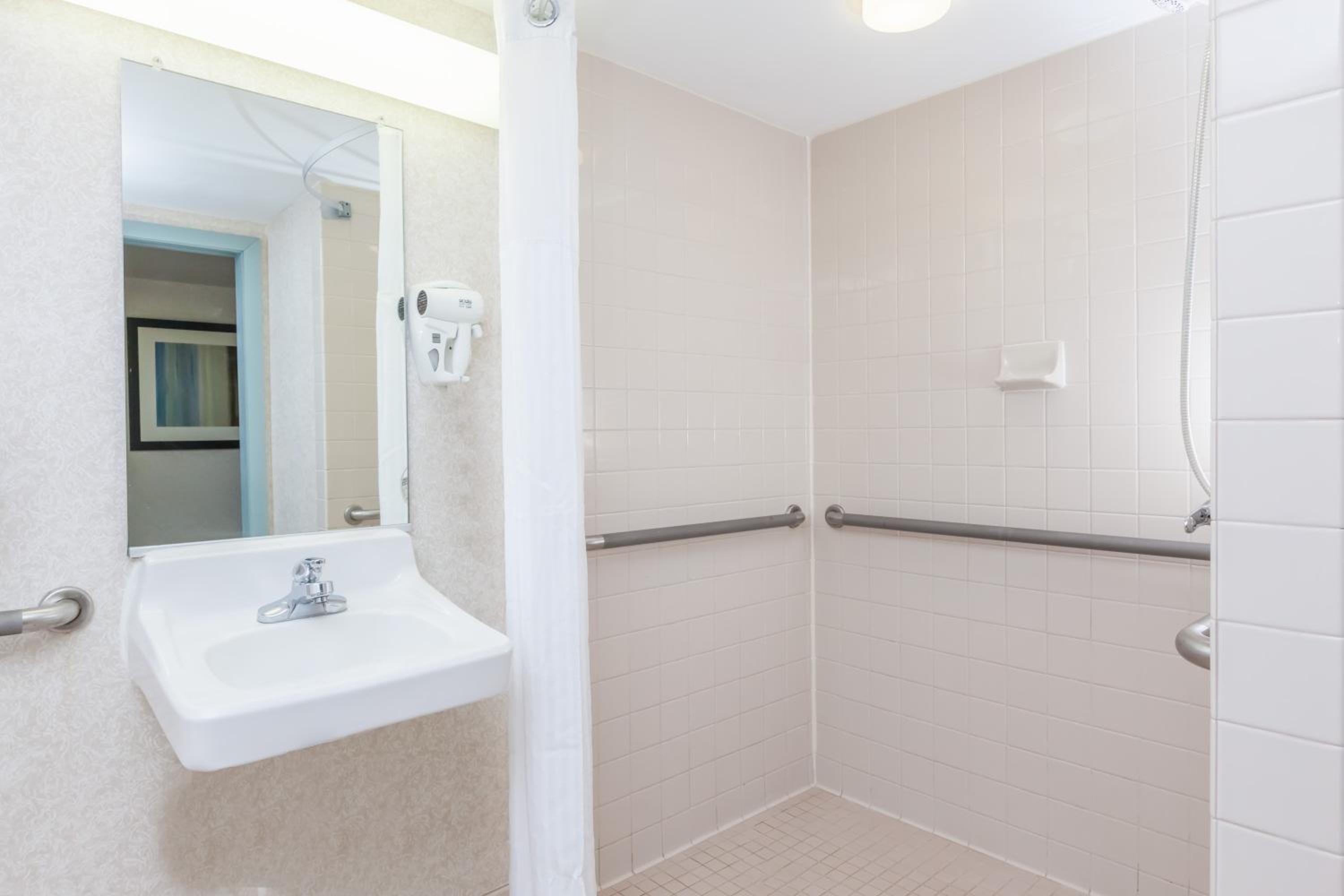 Coastal King Room - Mobility Accessible - Photo 2