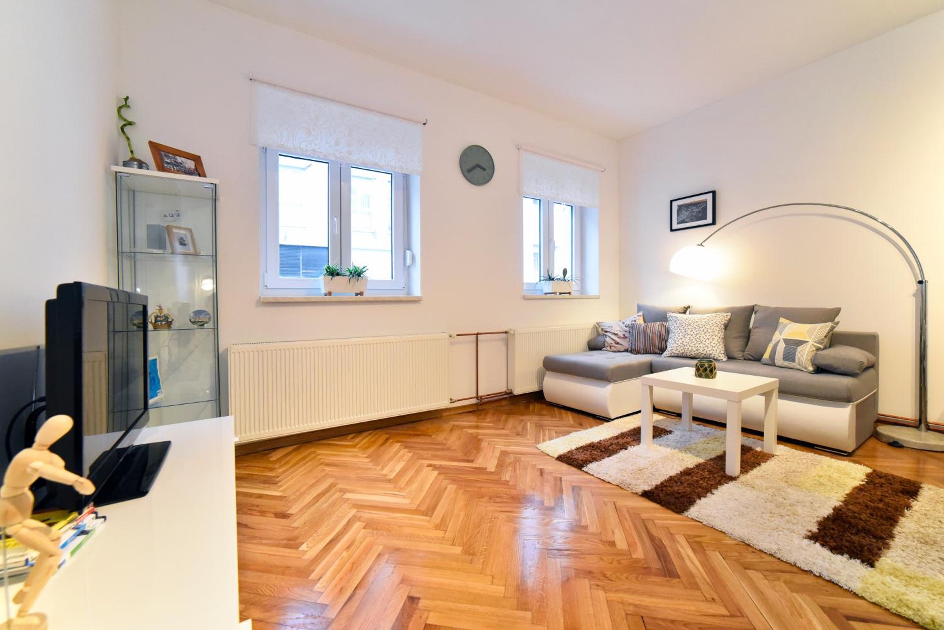 Studio Apartment - Photo 1