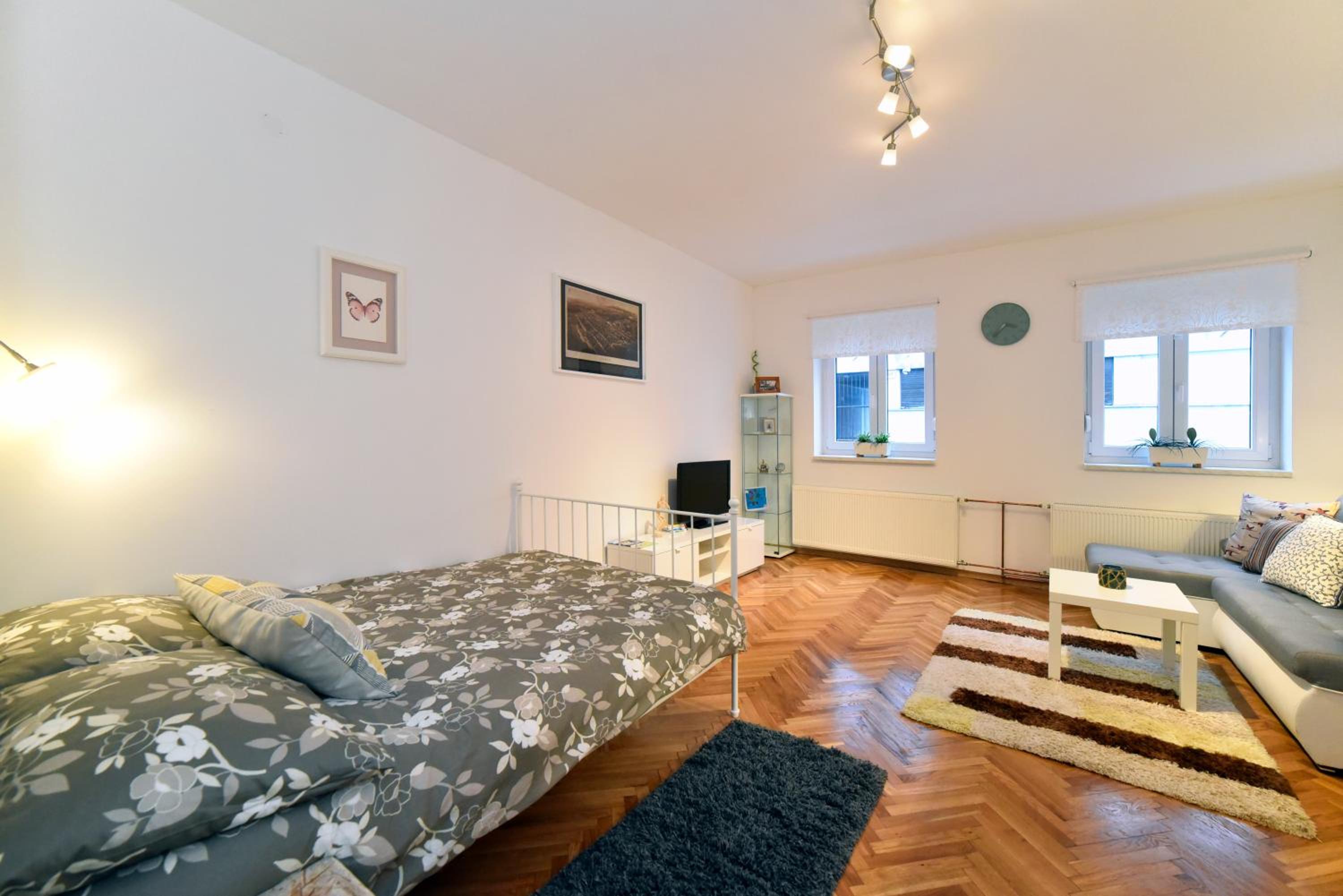 Studio Apartment - Photo 12