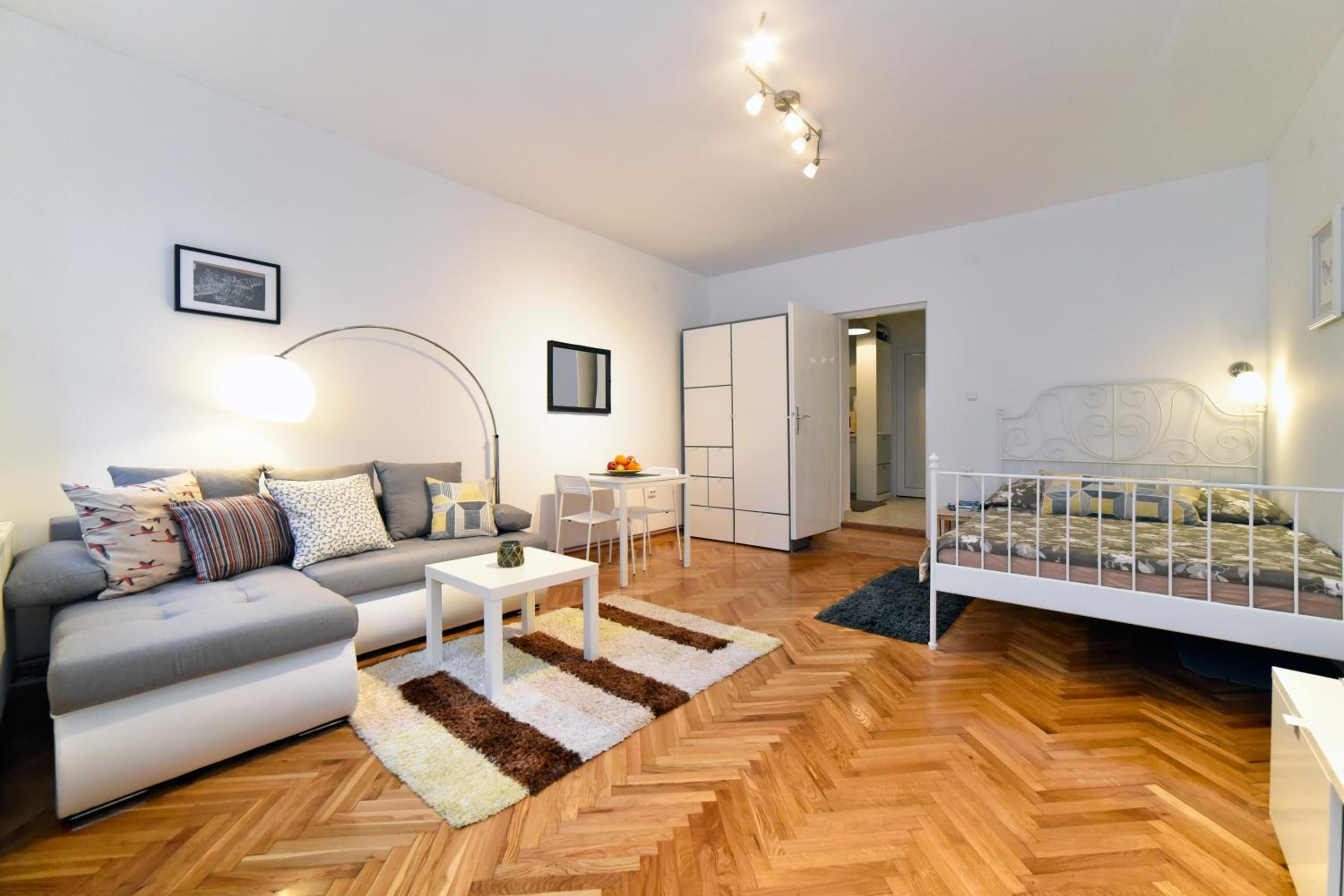 Studio Apartment - Photo 4