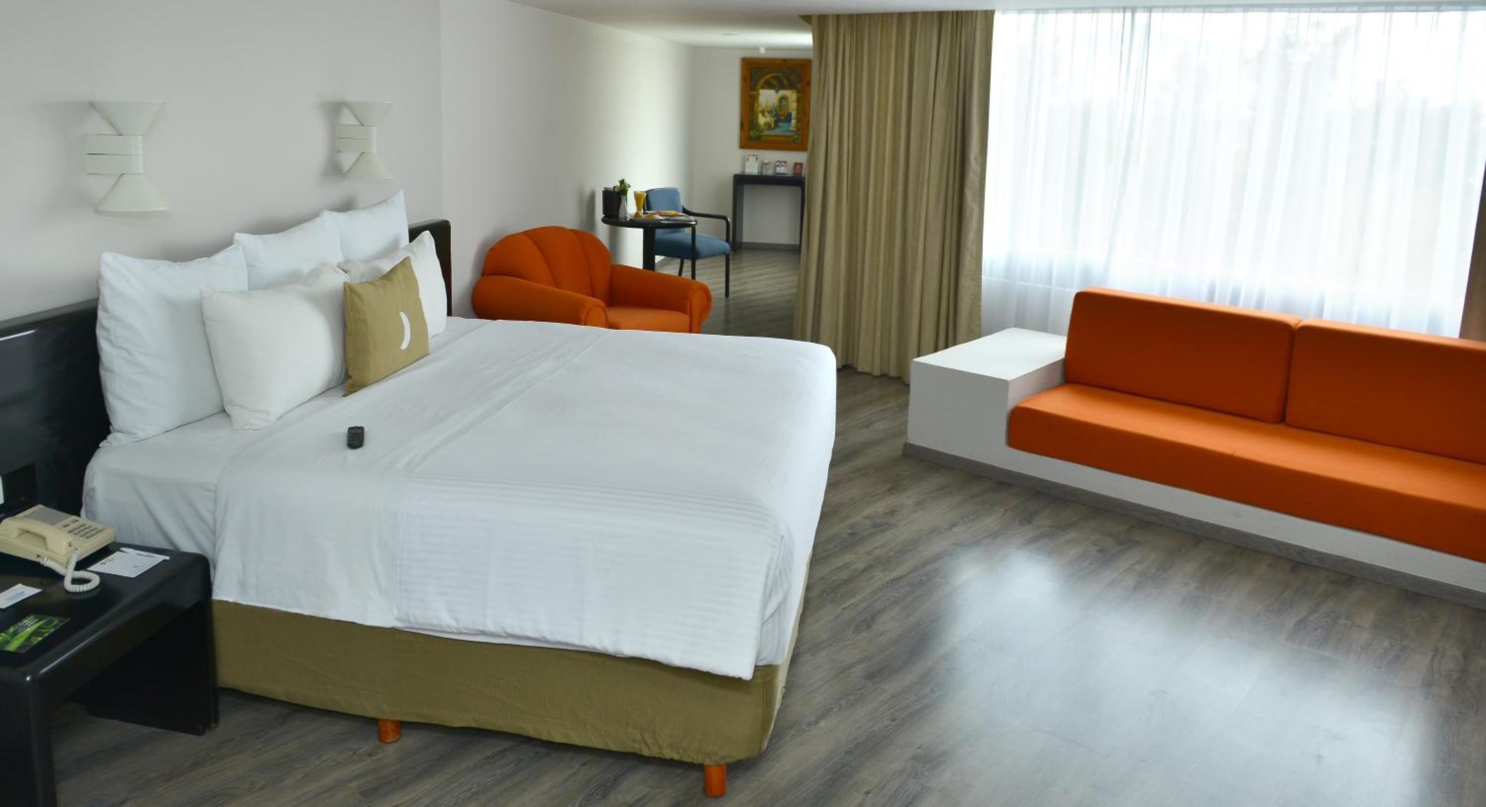 Junior King Suite with Sofa Bed - Non-Smoking - Photo 3