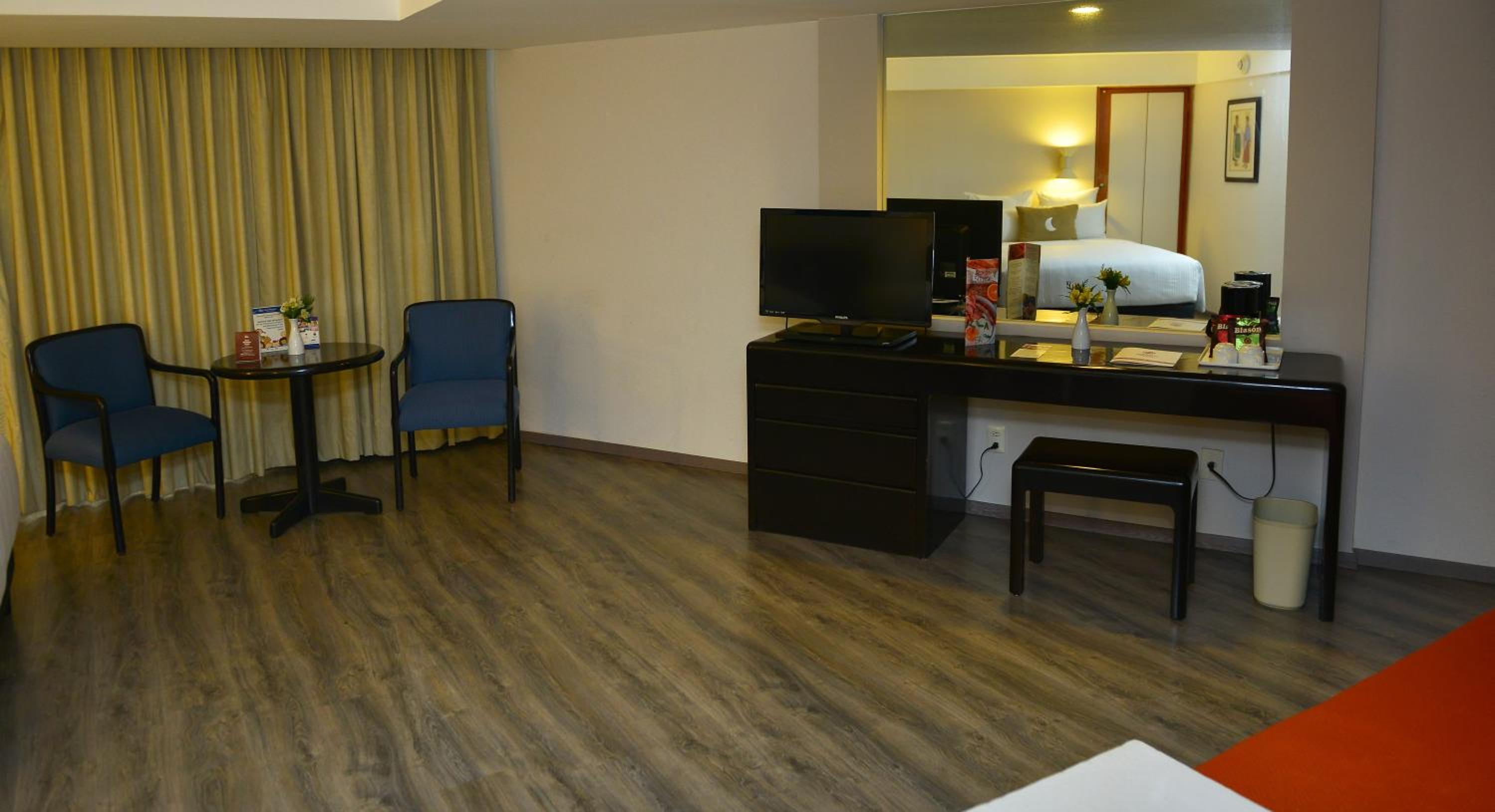 Junior King Suite with Sofa Bed - Non-Smoking - Photo 9