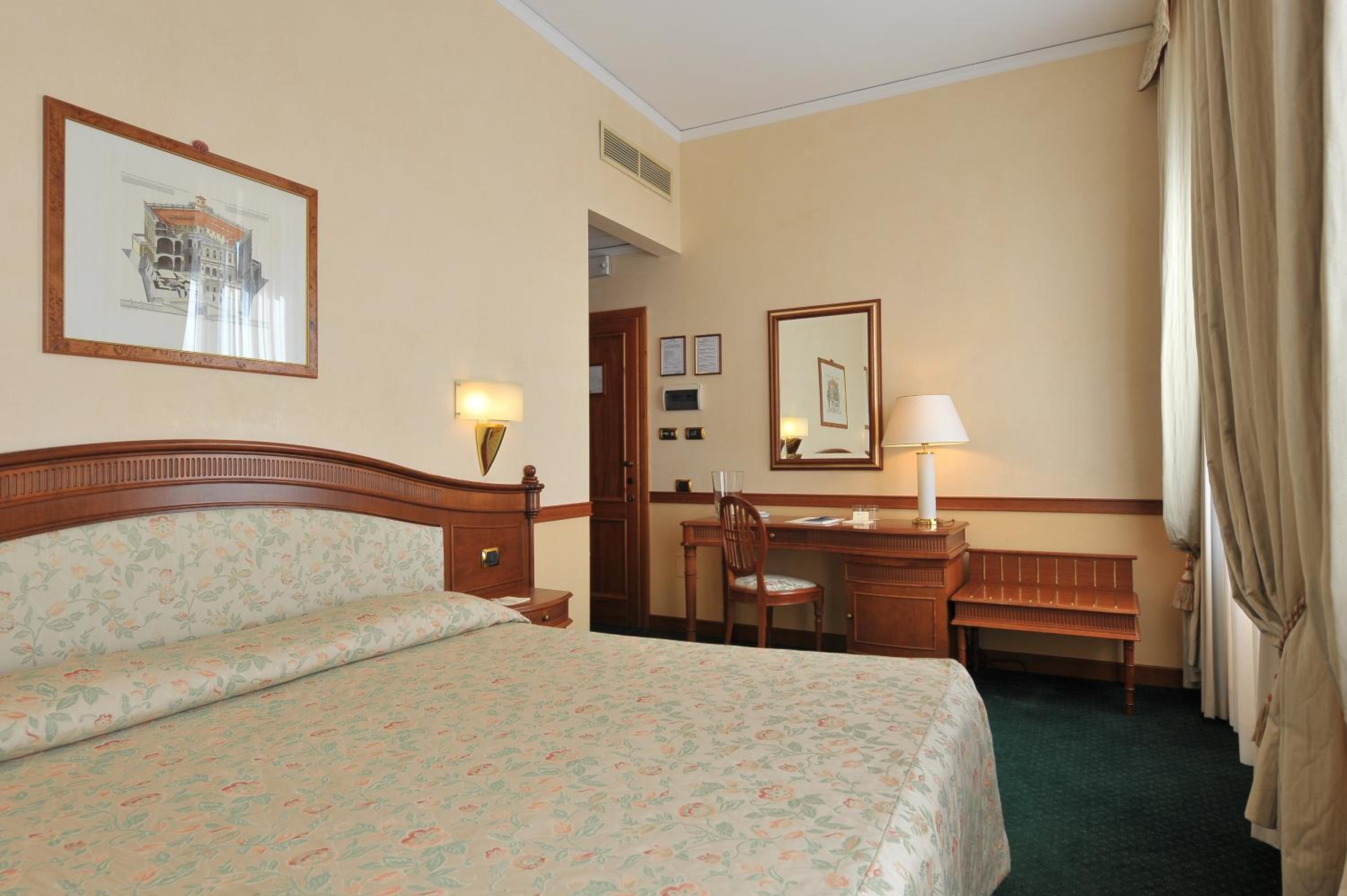 Classic Double or Twin Room - Photo 6
