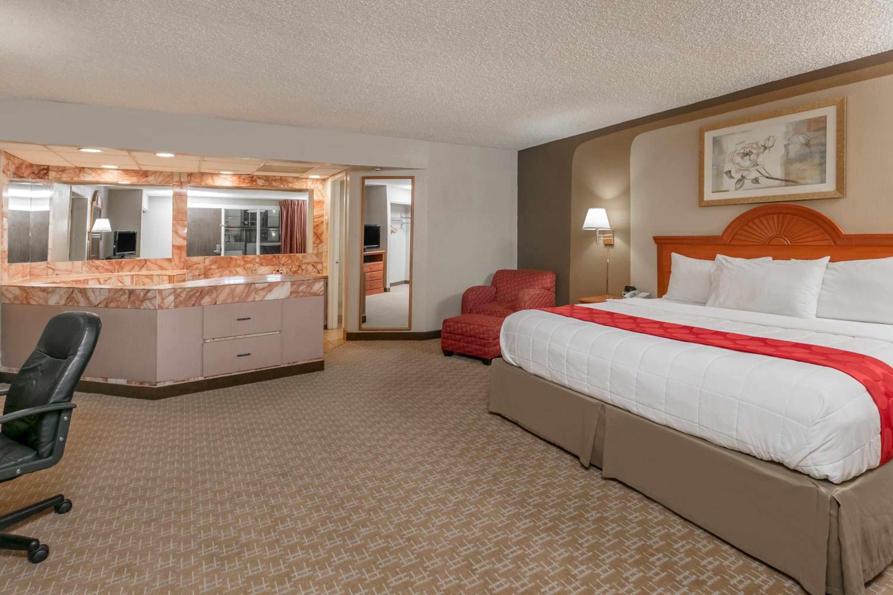 One-Bedroom Deluxe King Suite - Smoking - Photo 1