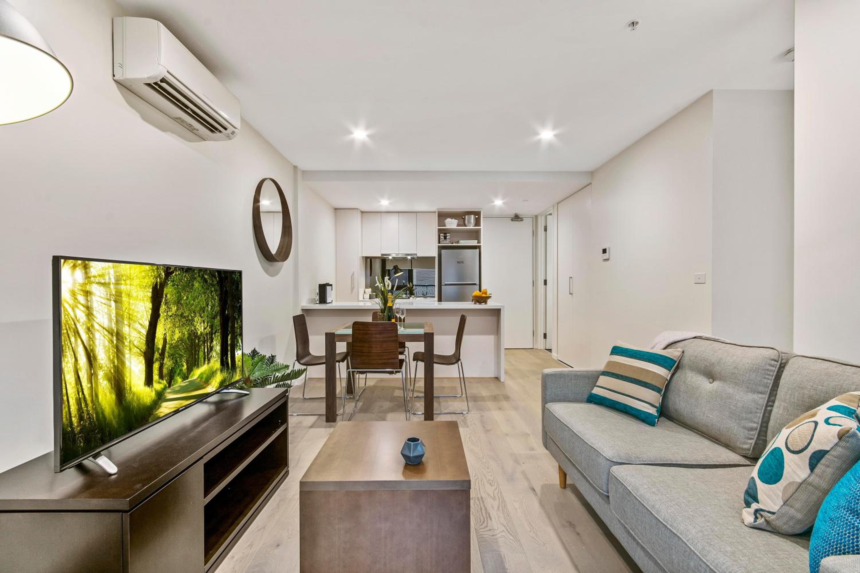 Deluxe 2 Bedroom 1 Bathroom Apartment thumbnail 5