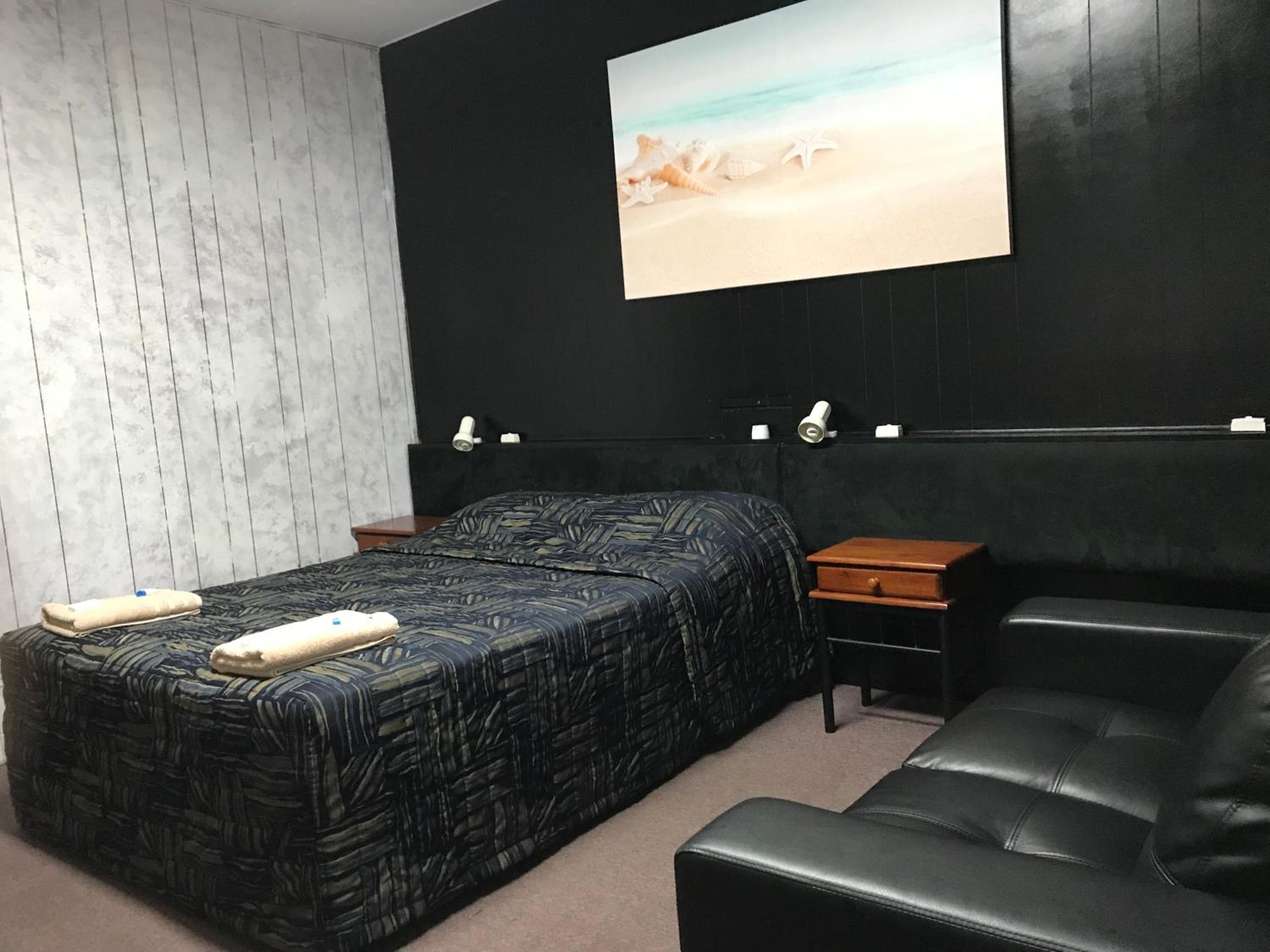 Budget Double Room - Photo 3
