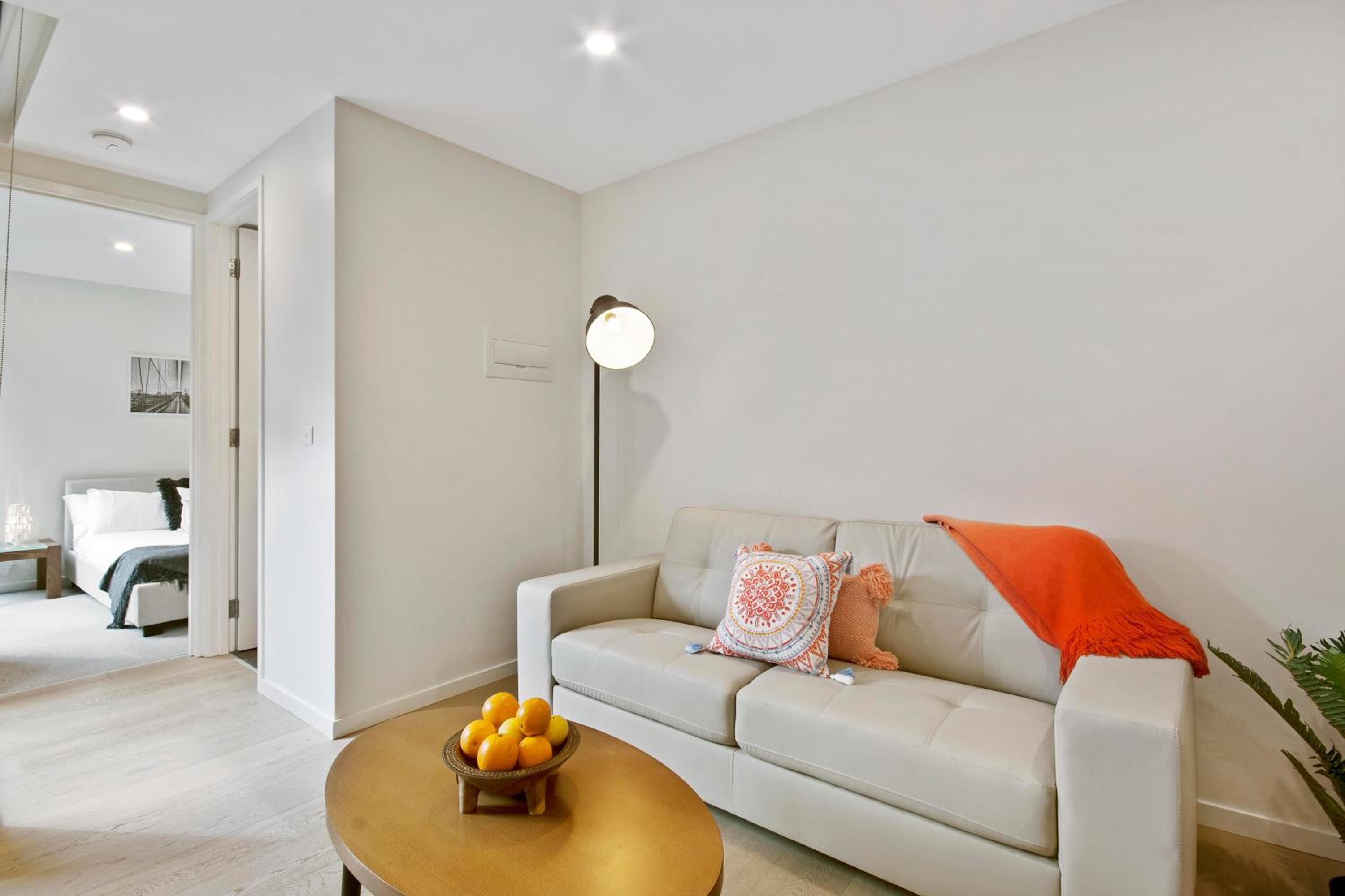 Deluxe 2 Bedroom 1 Bathroom Apartment thumbnail 5