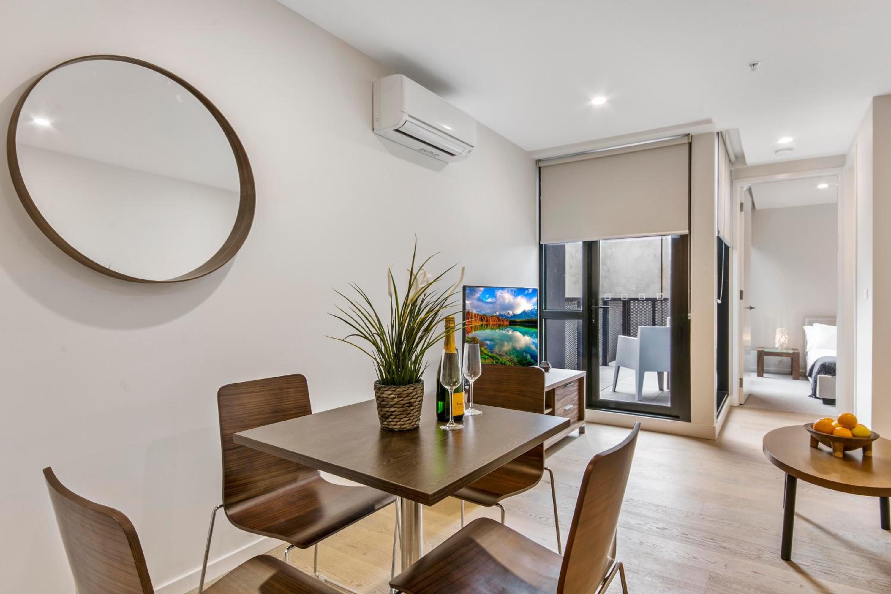 Deluxe 2 Bedroom 1 Bathroom Apartment thumbnail 6