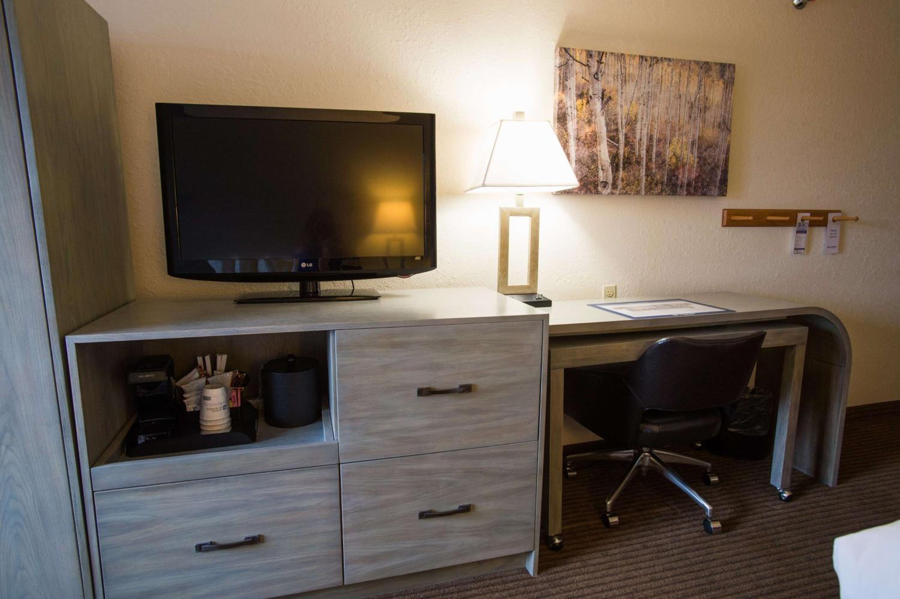 Queen Room with Two Queen Beds - Pet-Friendly/Non-Smoking - Photo 3
