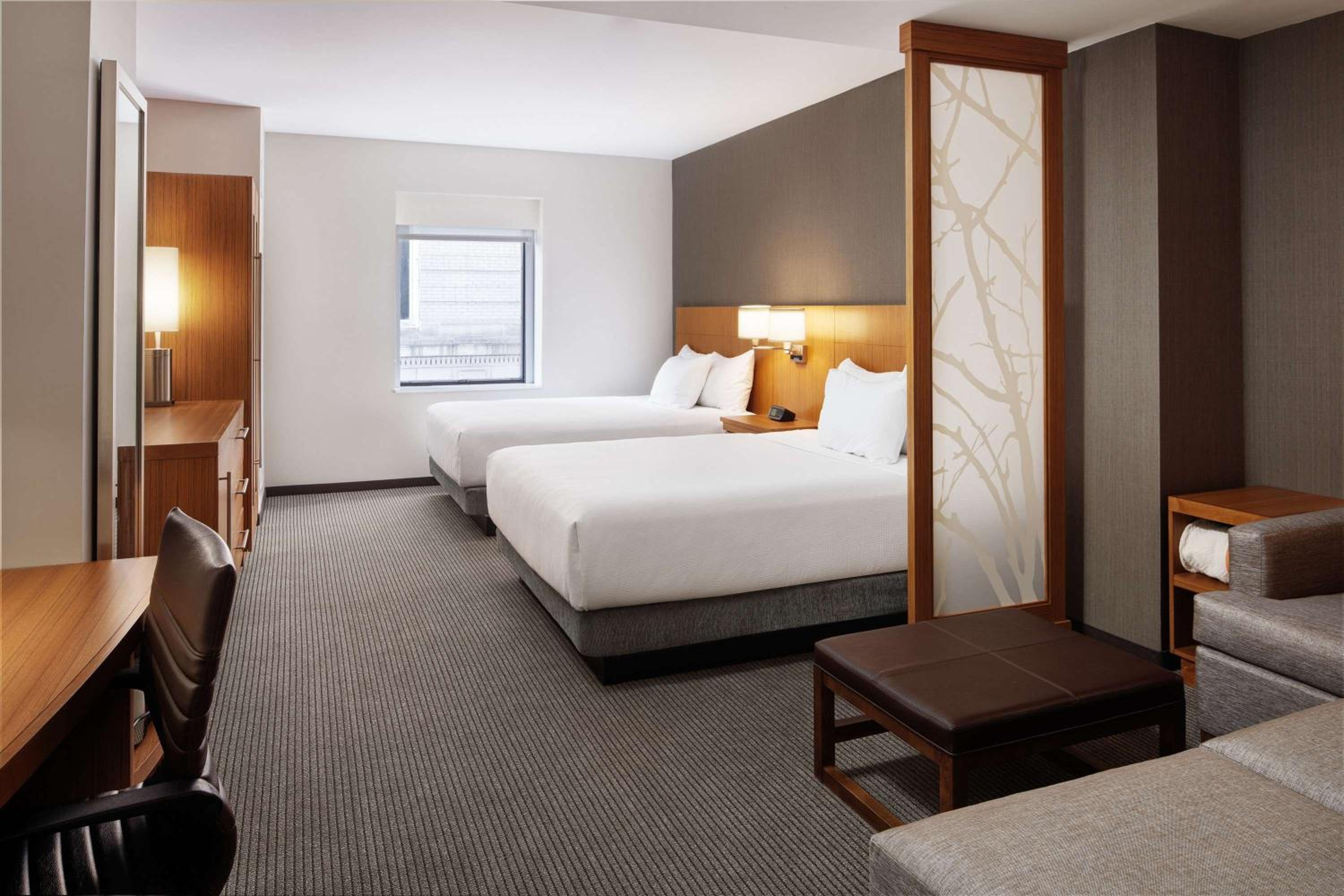 Queen Room with Two Queen Beds and Sofa Bed - High Floor photo 2