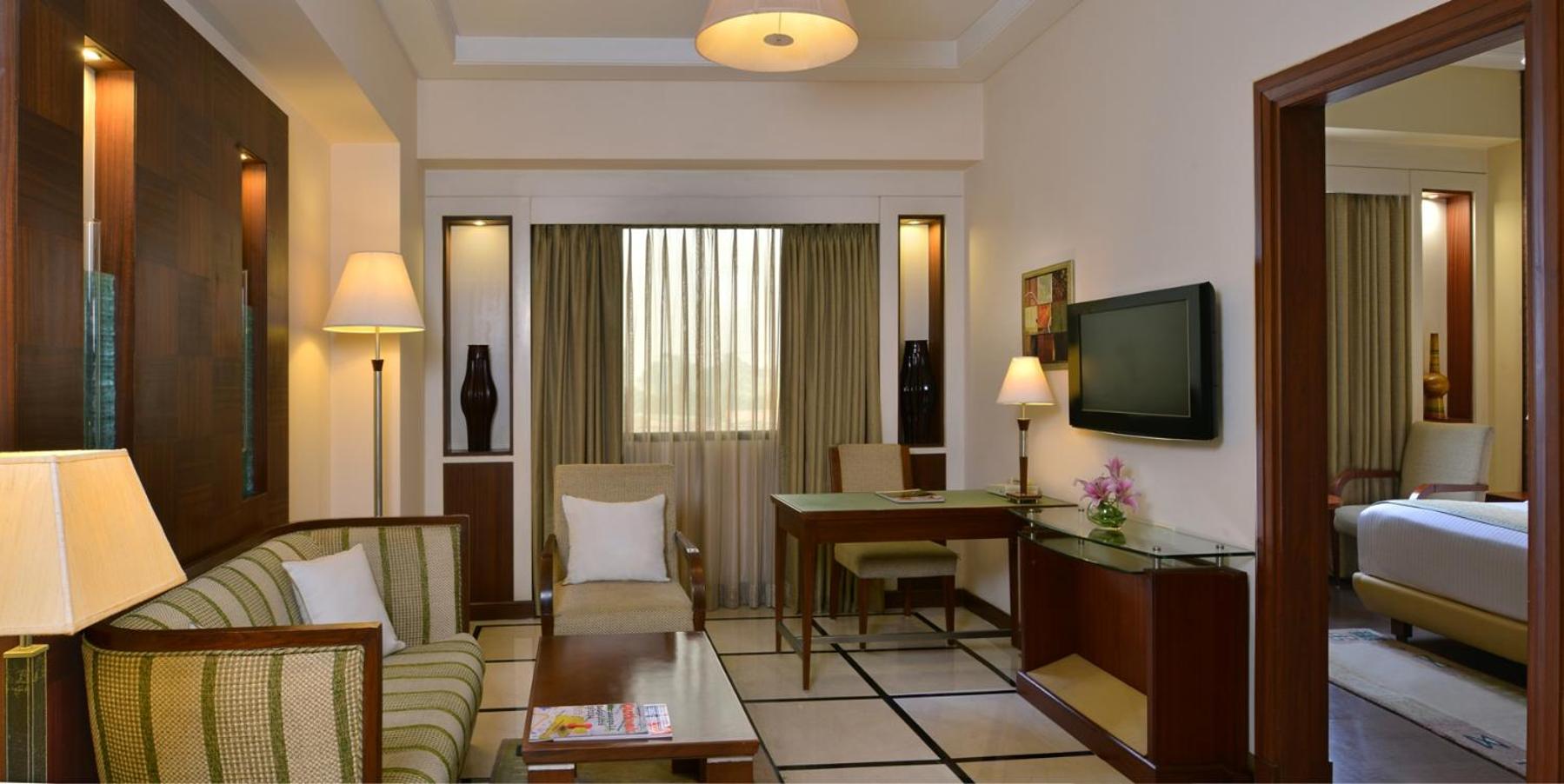 King Suite with Separate Living Area and Bath Tub - Non-Smoking - Photo 3