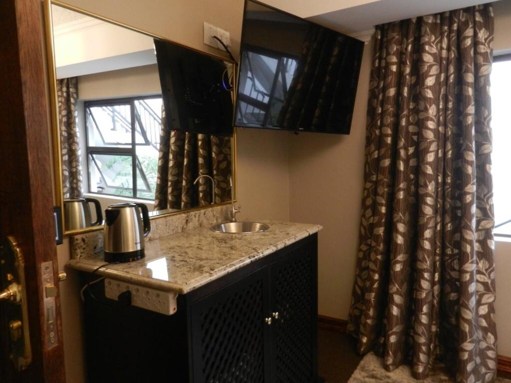 Deluxe Double Room with Shower - Photo 5