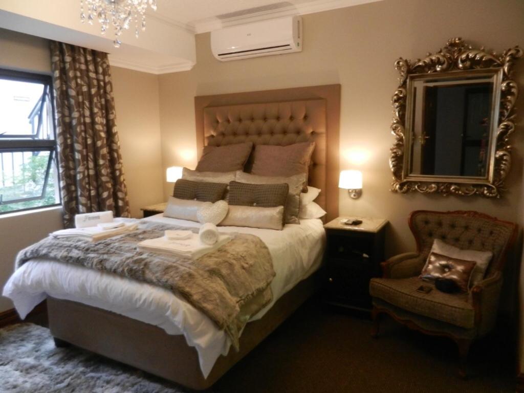 Deluxe Double Room with Shower - Photo 4