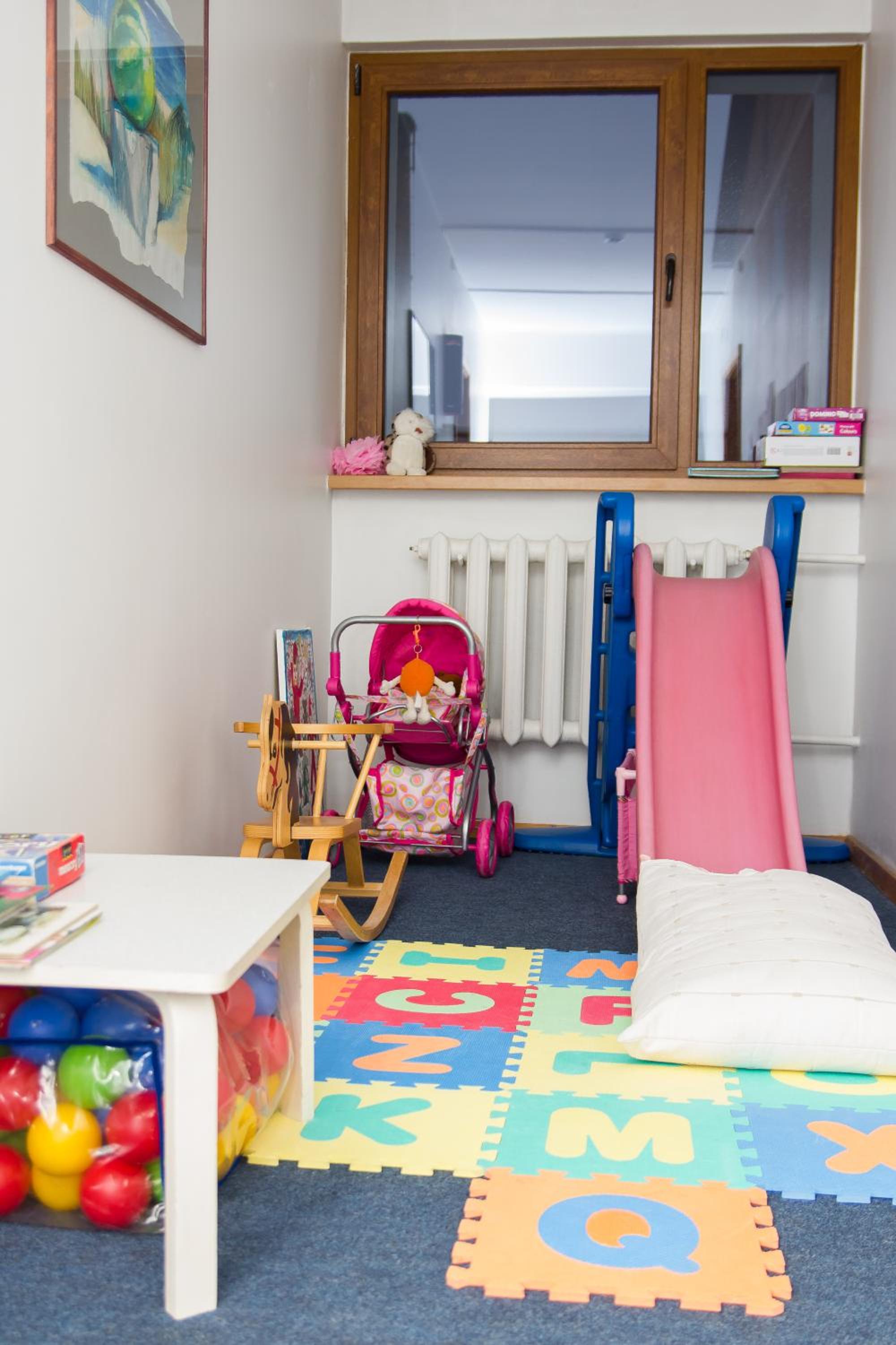 Family Room (2 Adults + 2 Children)