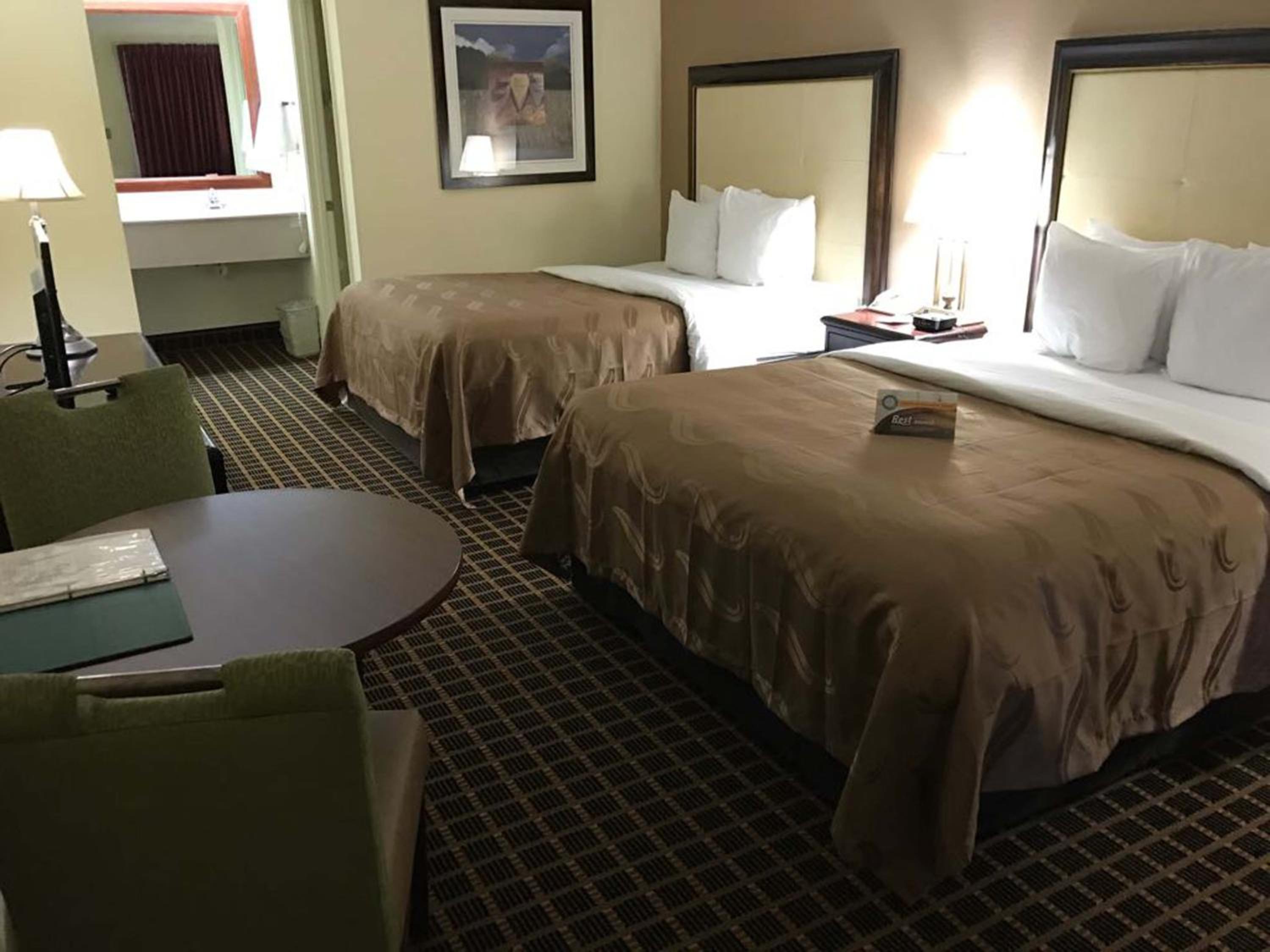 Queen Room with Two Queen Beds - Non-Smoking - Photo 2