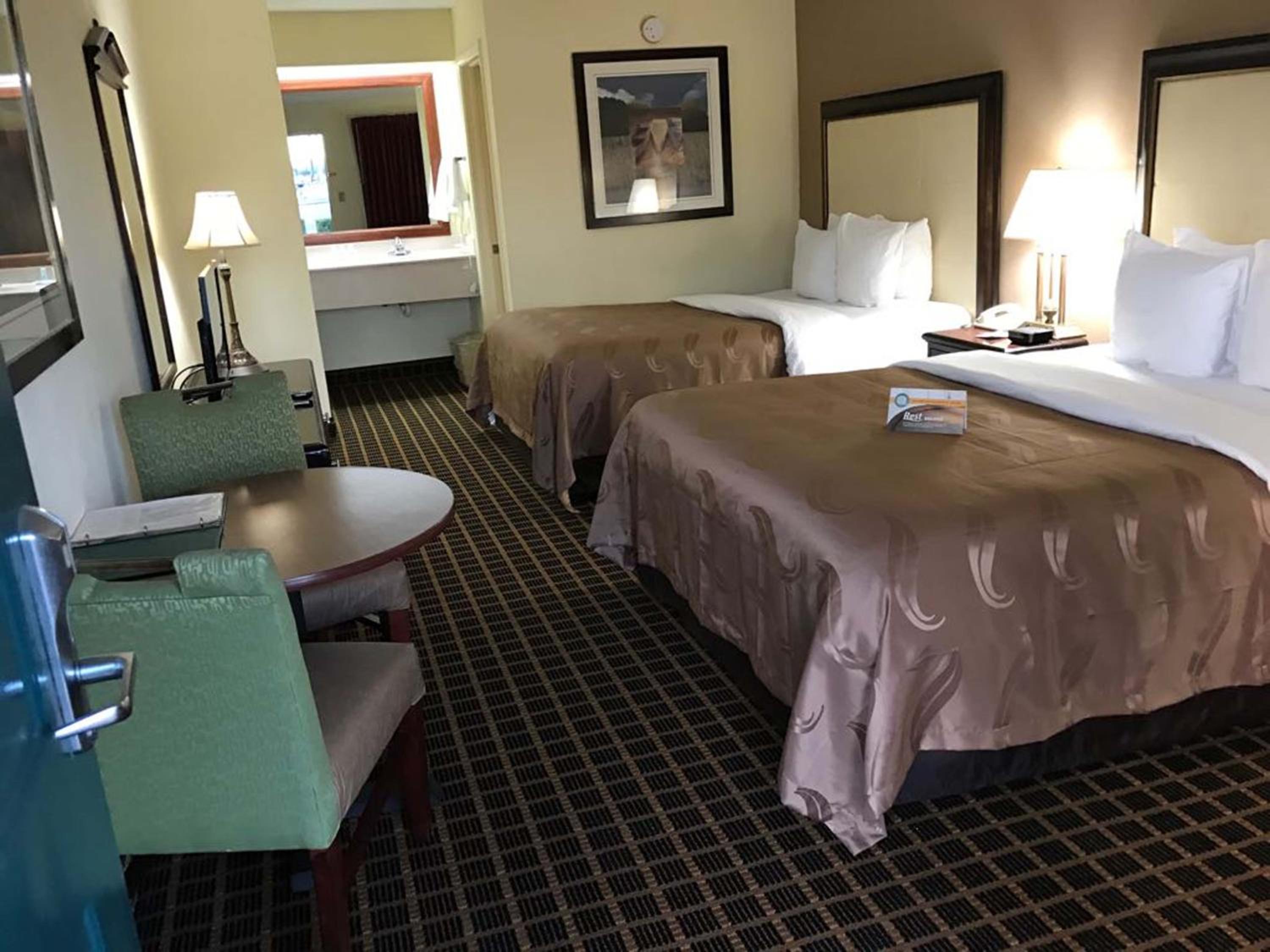 Queen Room with Two Queen Beds - Smoking - Photo 5