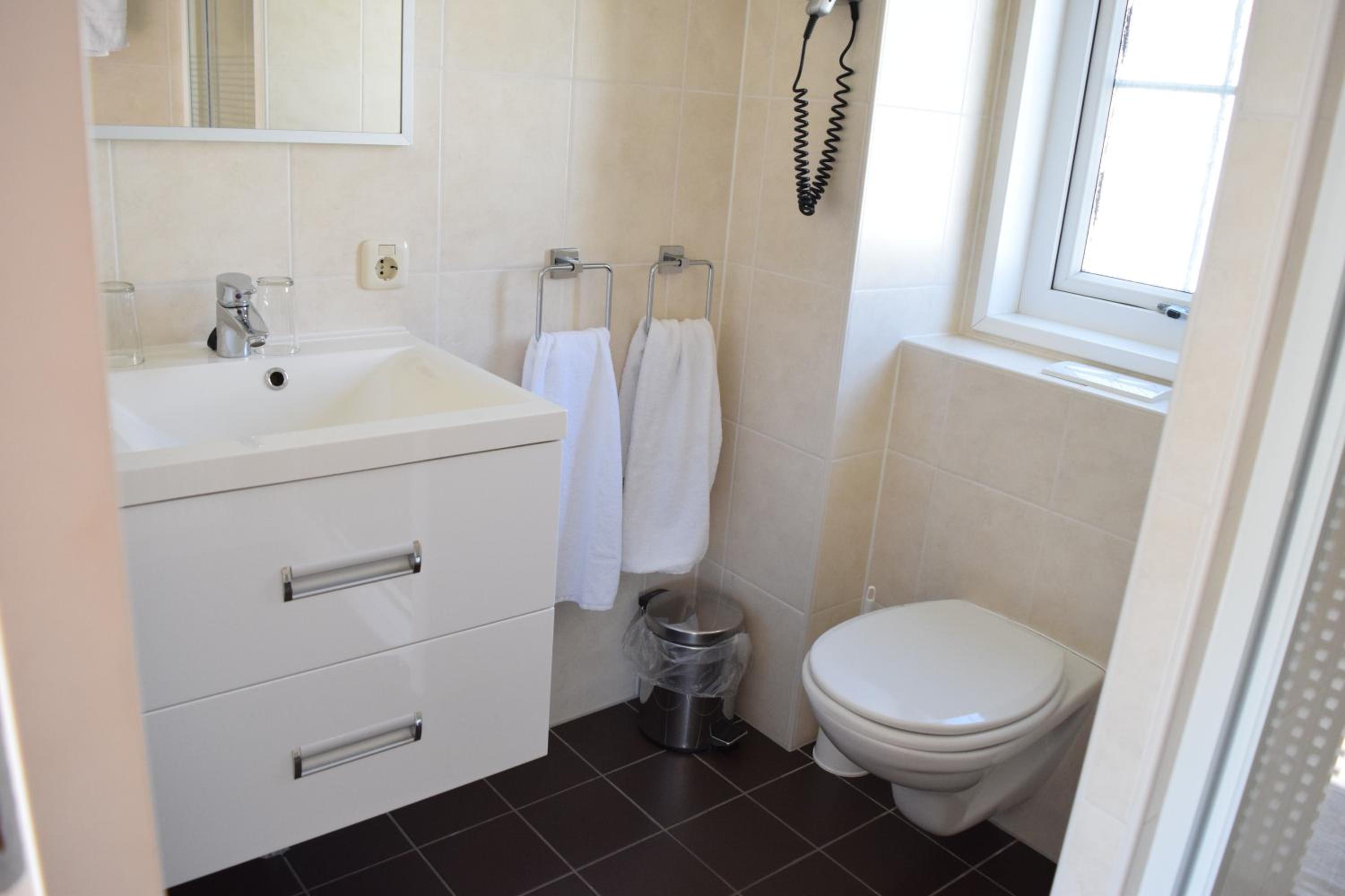 Twin Room with Private Bathroom - Photo 2