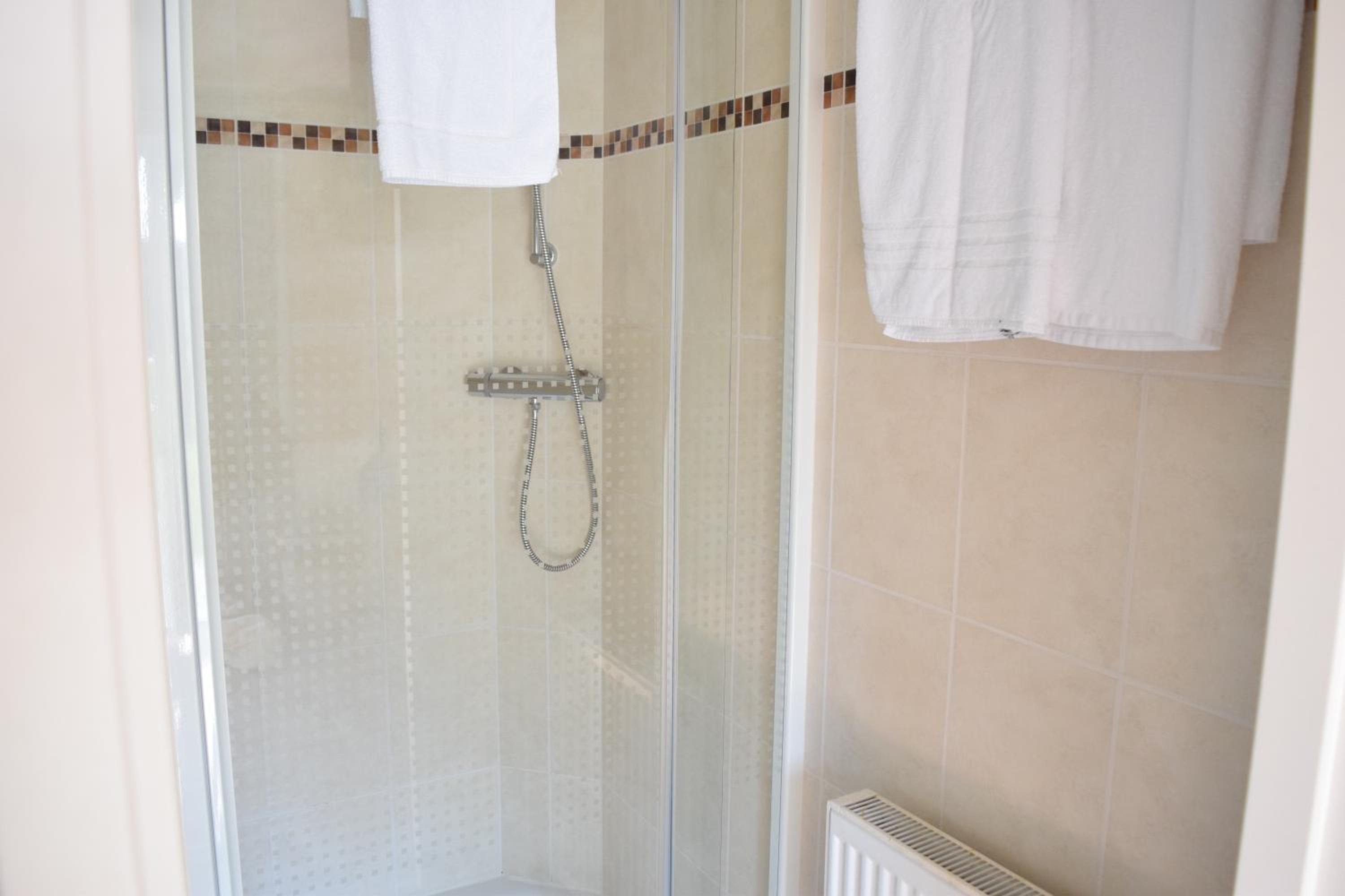 Twin Room with Private Bathroom - Photo 8