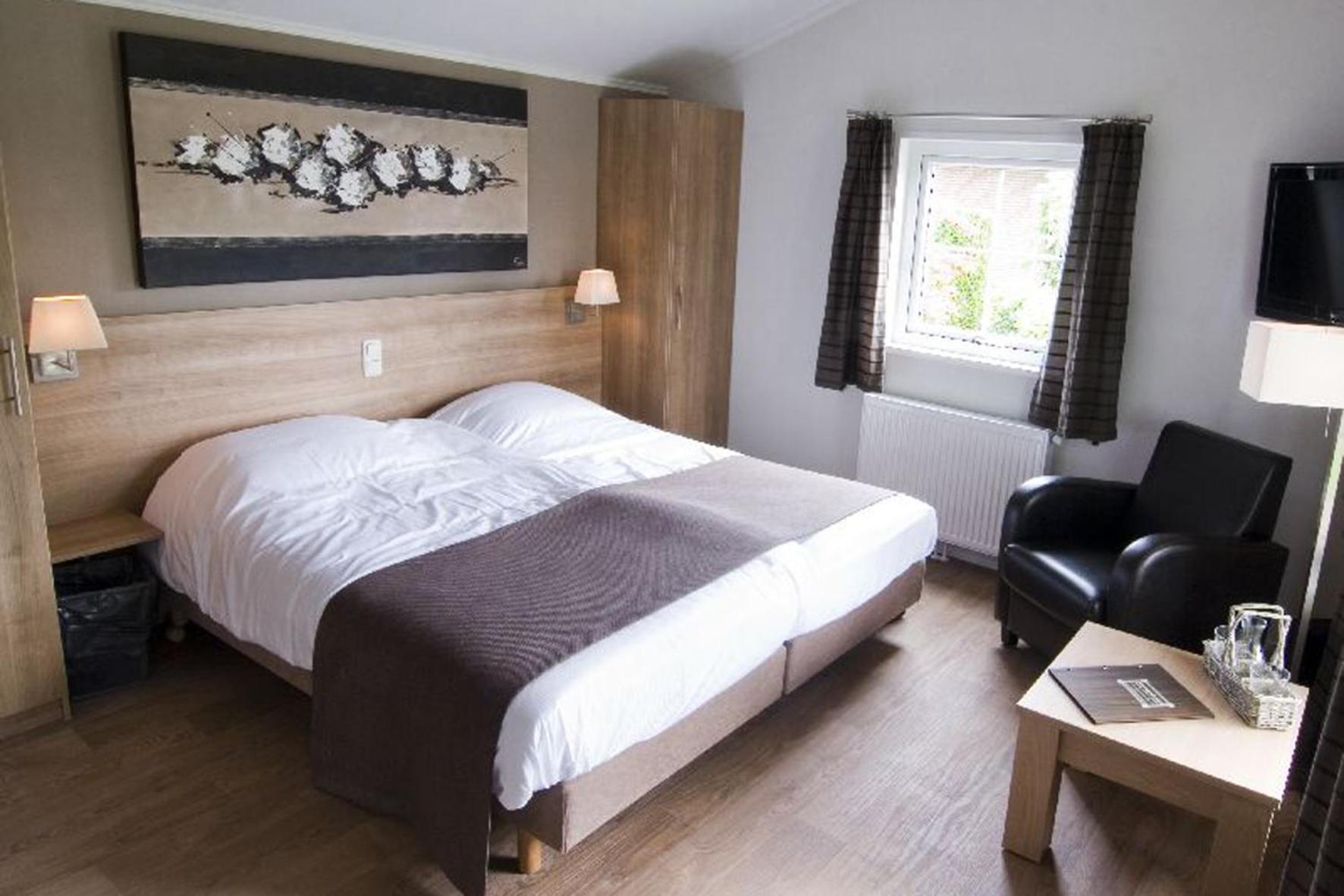 Twin Room with Private Bathroom - Photo 15