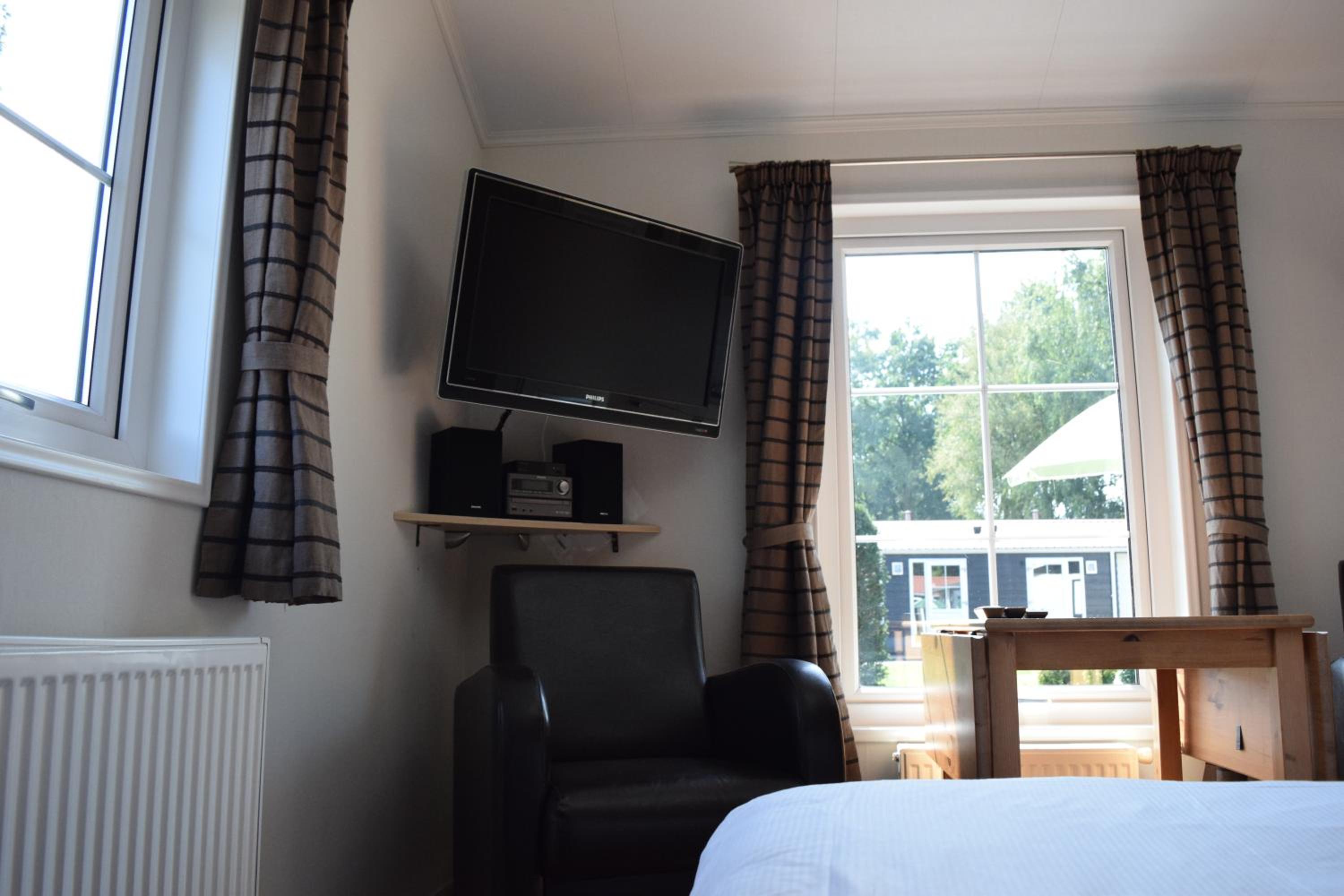 Twin Room with Private Bathroom - Photo 7