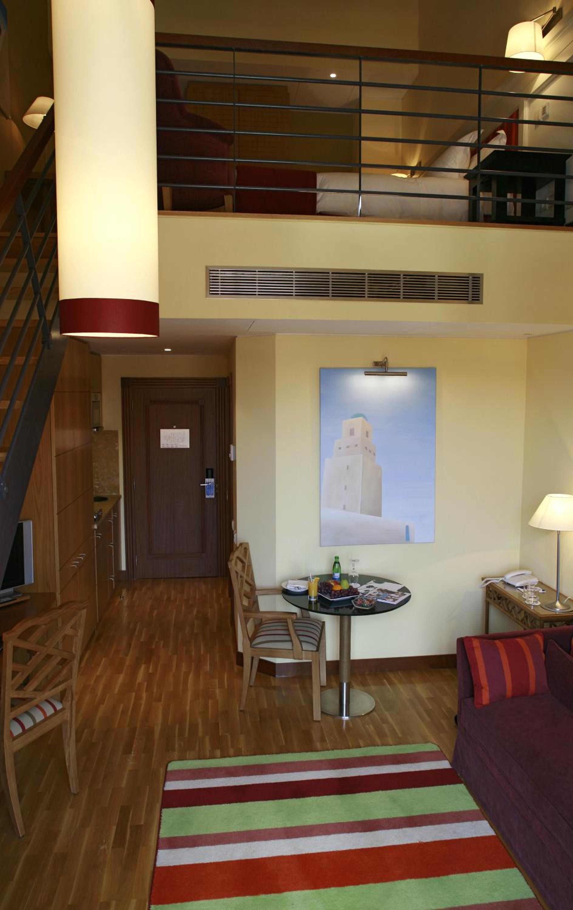 Family Mezzanine Suite - Photo 4