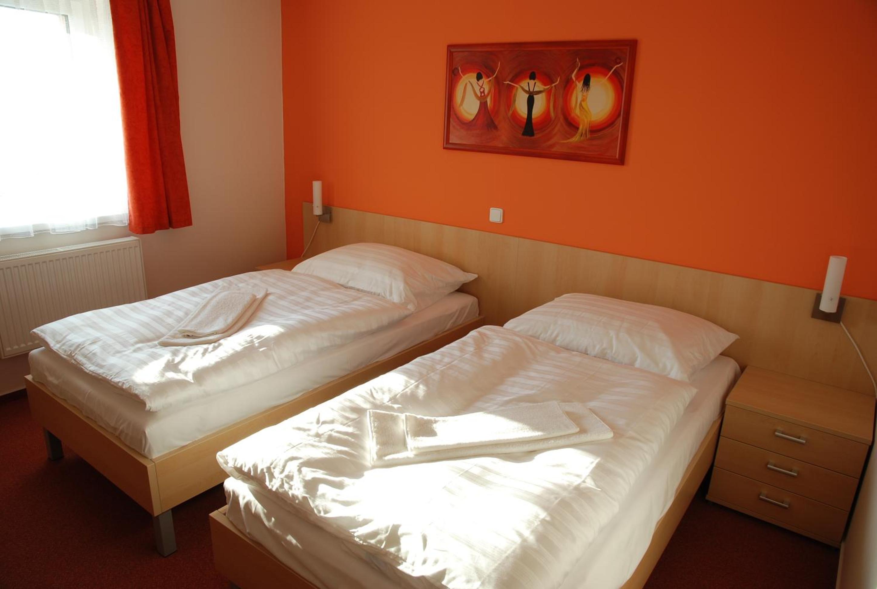 Double or Twin Room - Photo 4