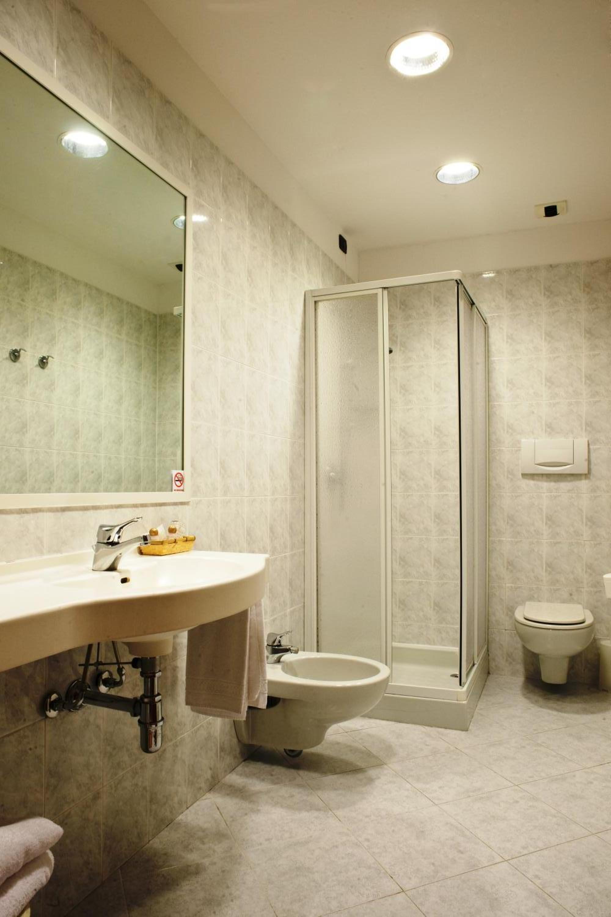Double or Twin Room (2 Adults) thumbnail 6