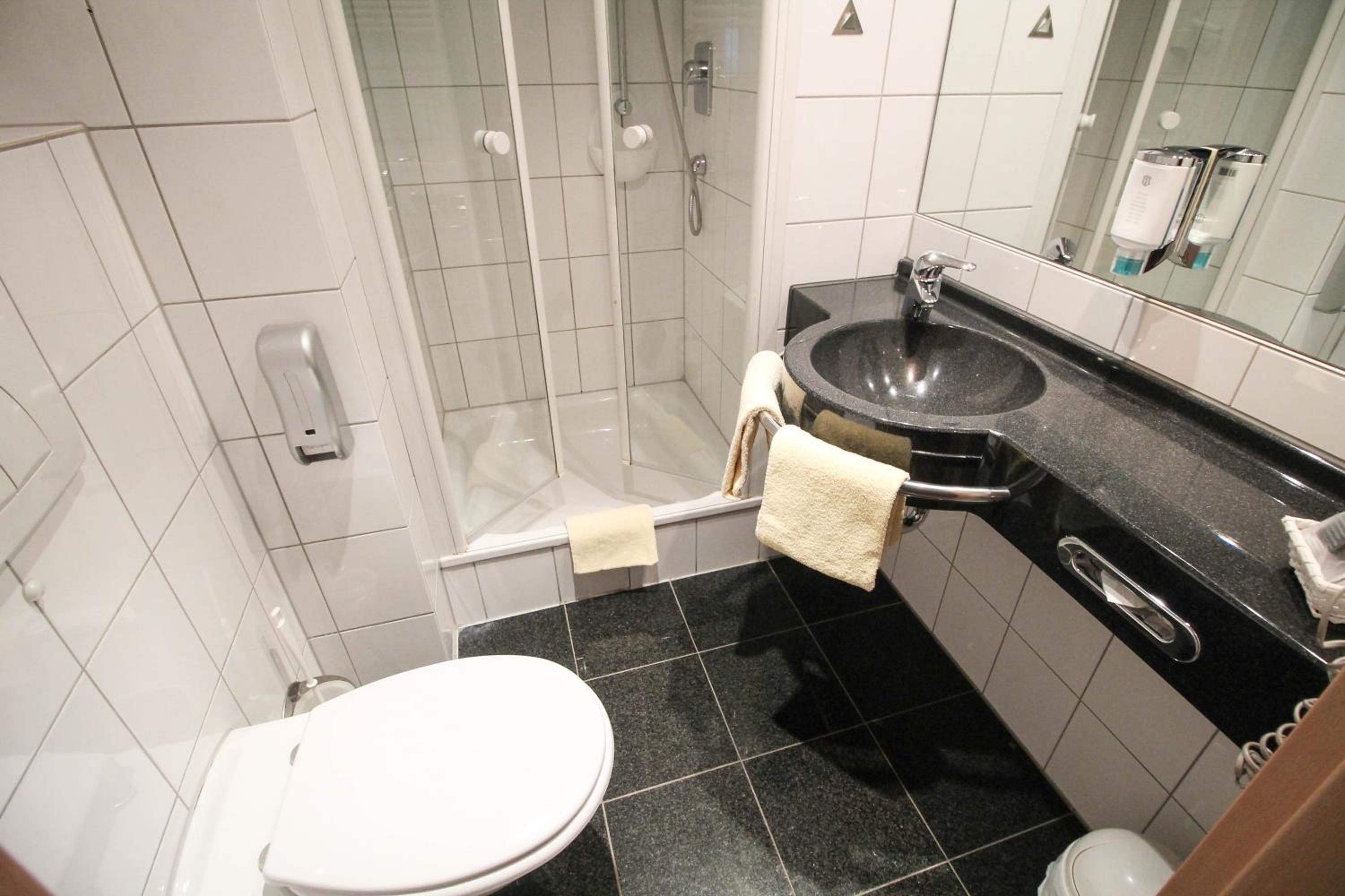 Standard Double Room - Photo 5