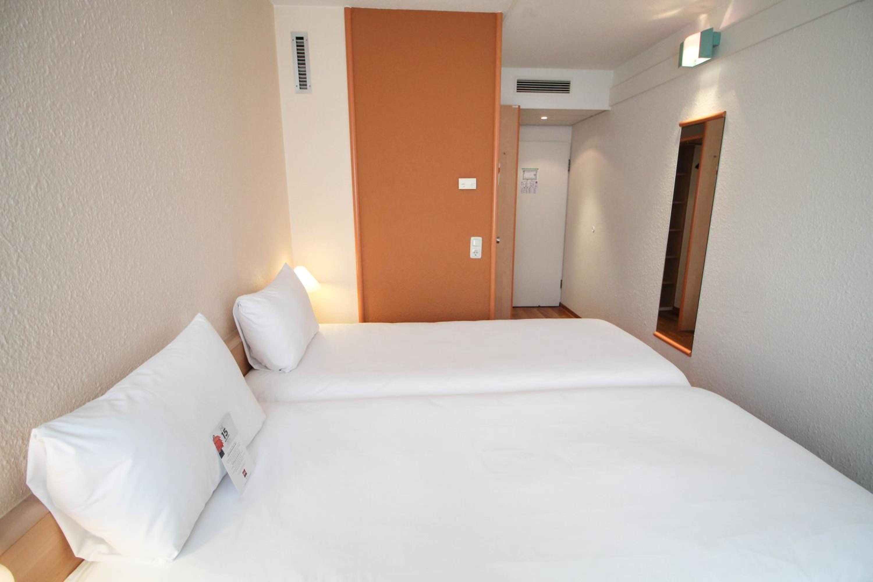 Twin Room - Photo 1