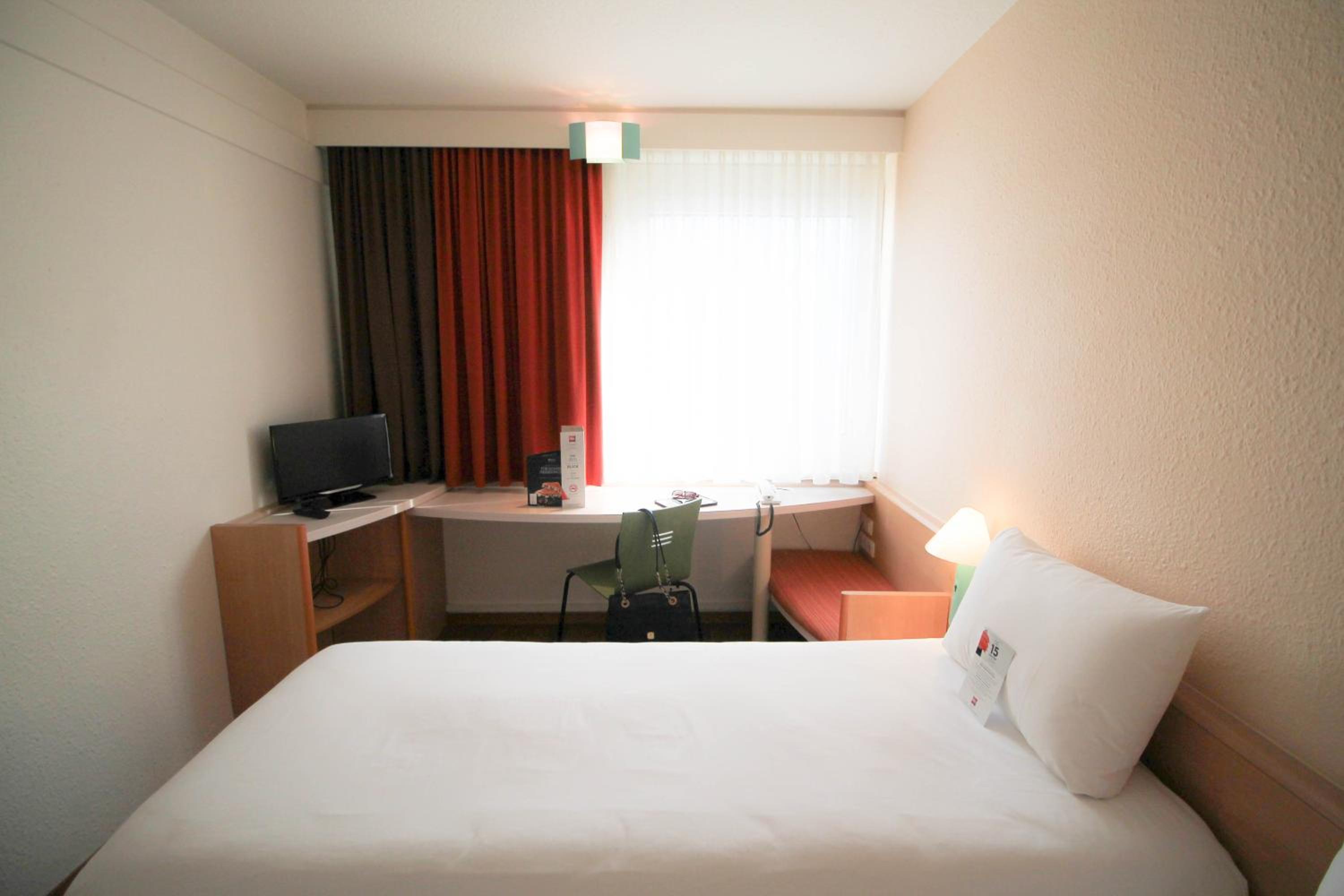 Standard King Room - Photo 10