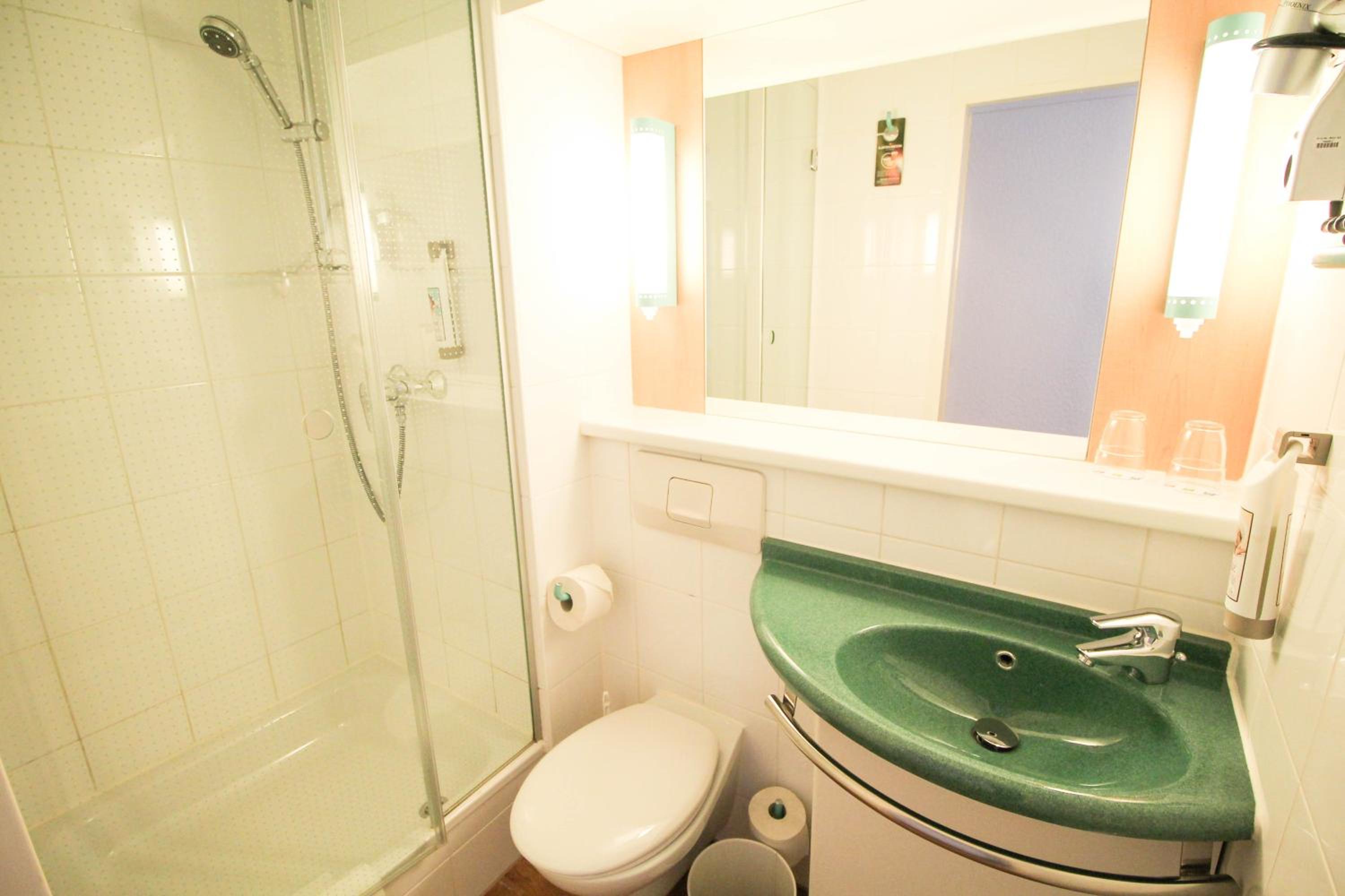 Standard King Room - Photo 5