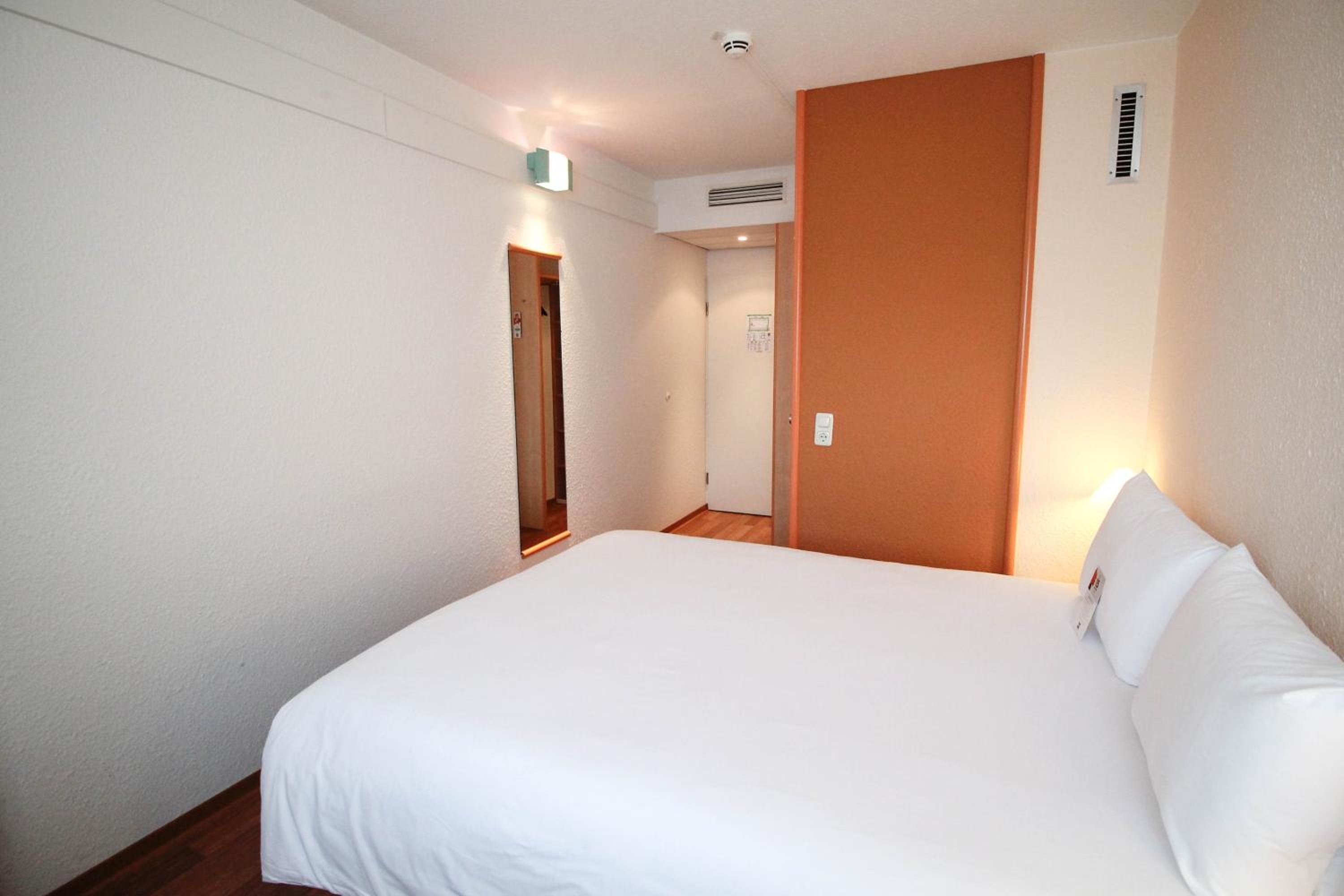 Standard King Room - Photo 4