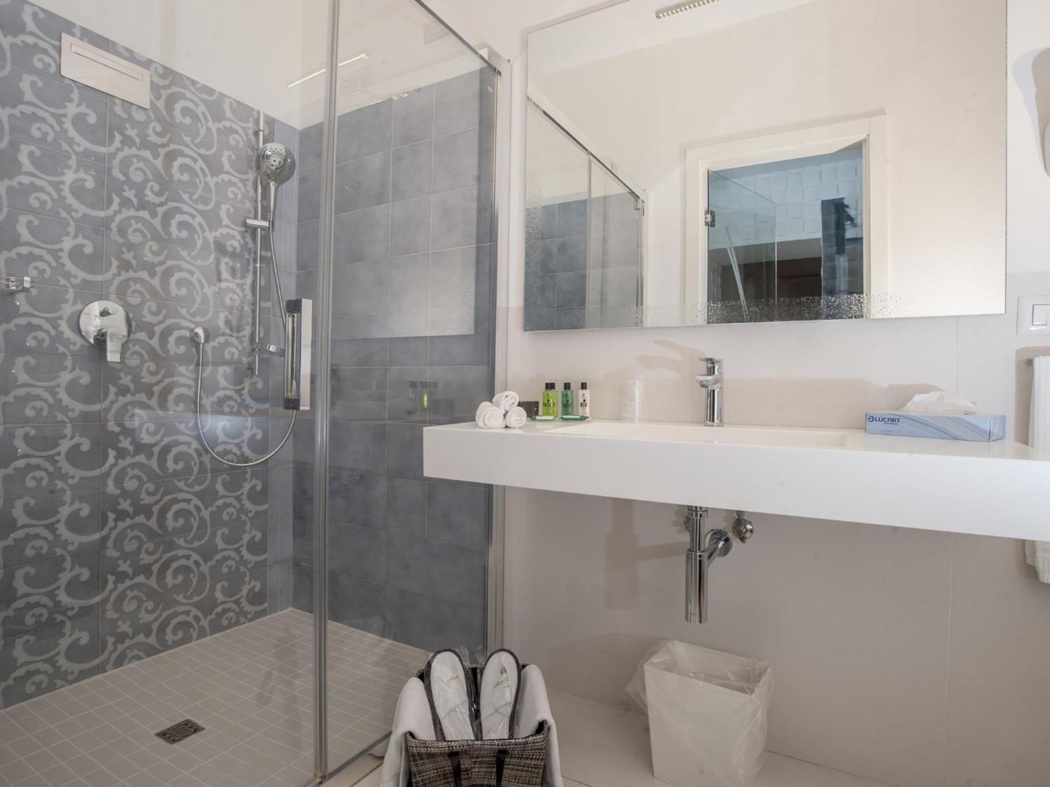 Deluxe Double Room thumbnail 6