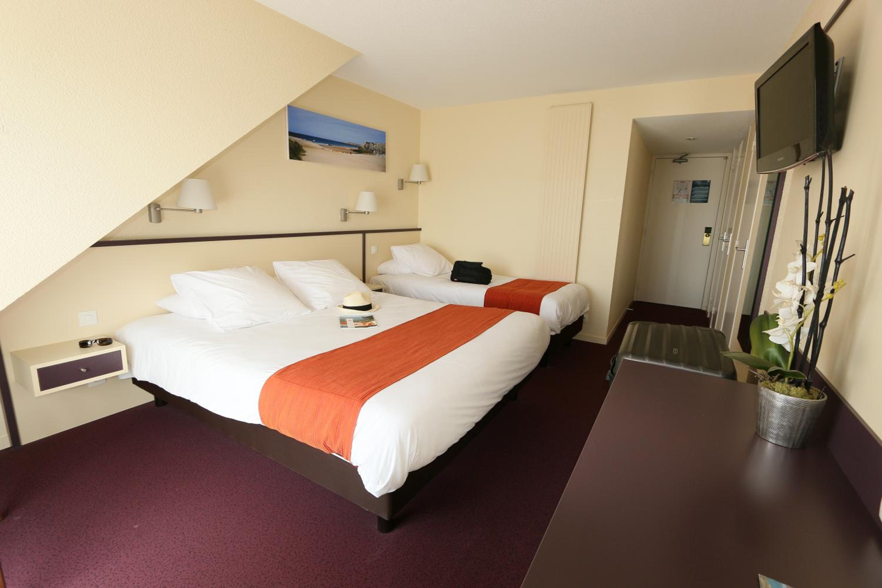 Double Room - Street Side