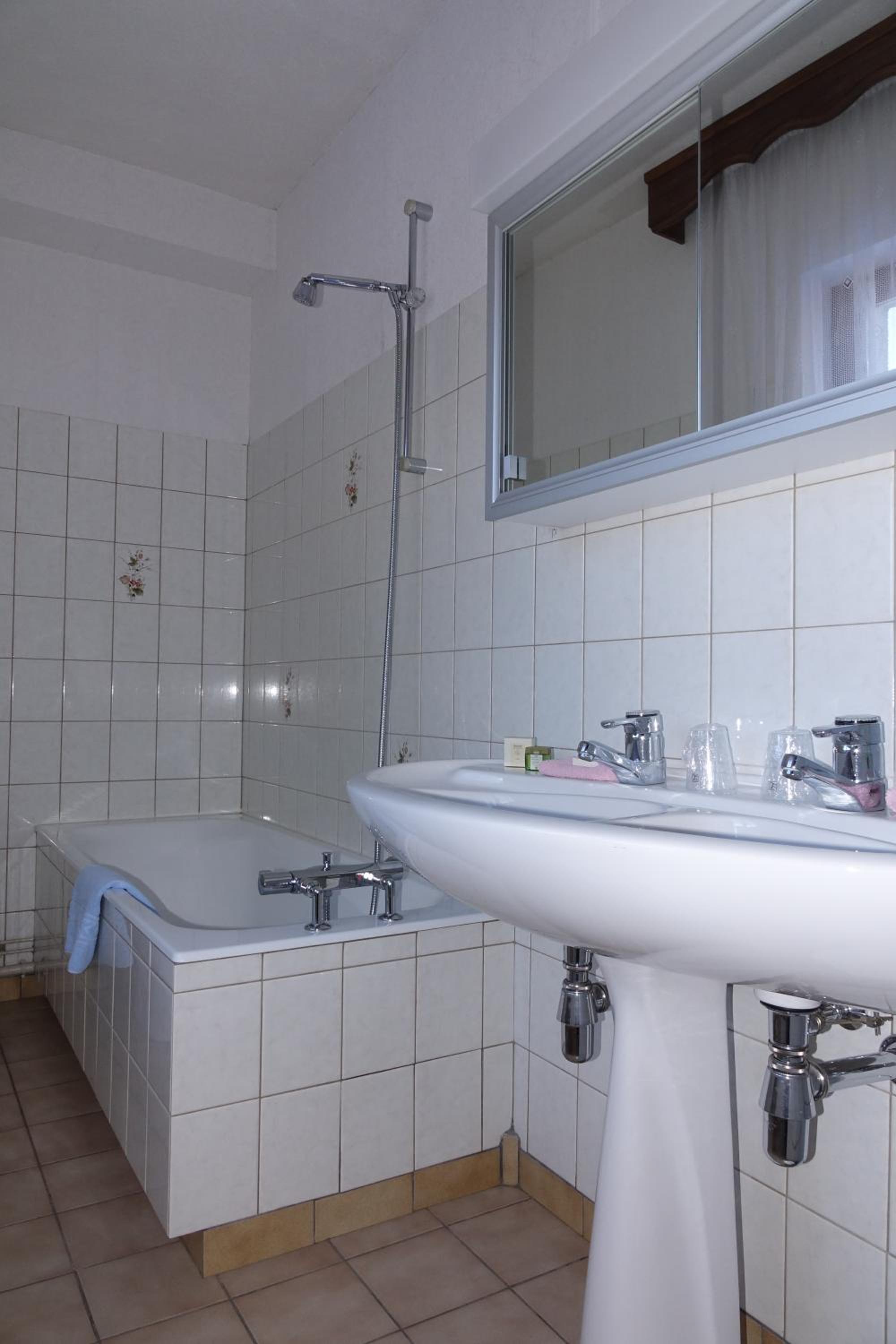 Standard Double or Twin Room - Photo 4
