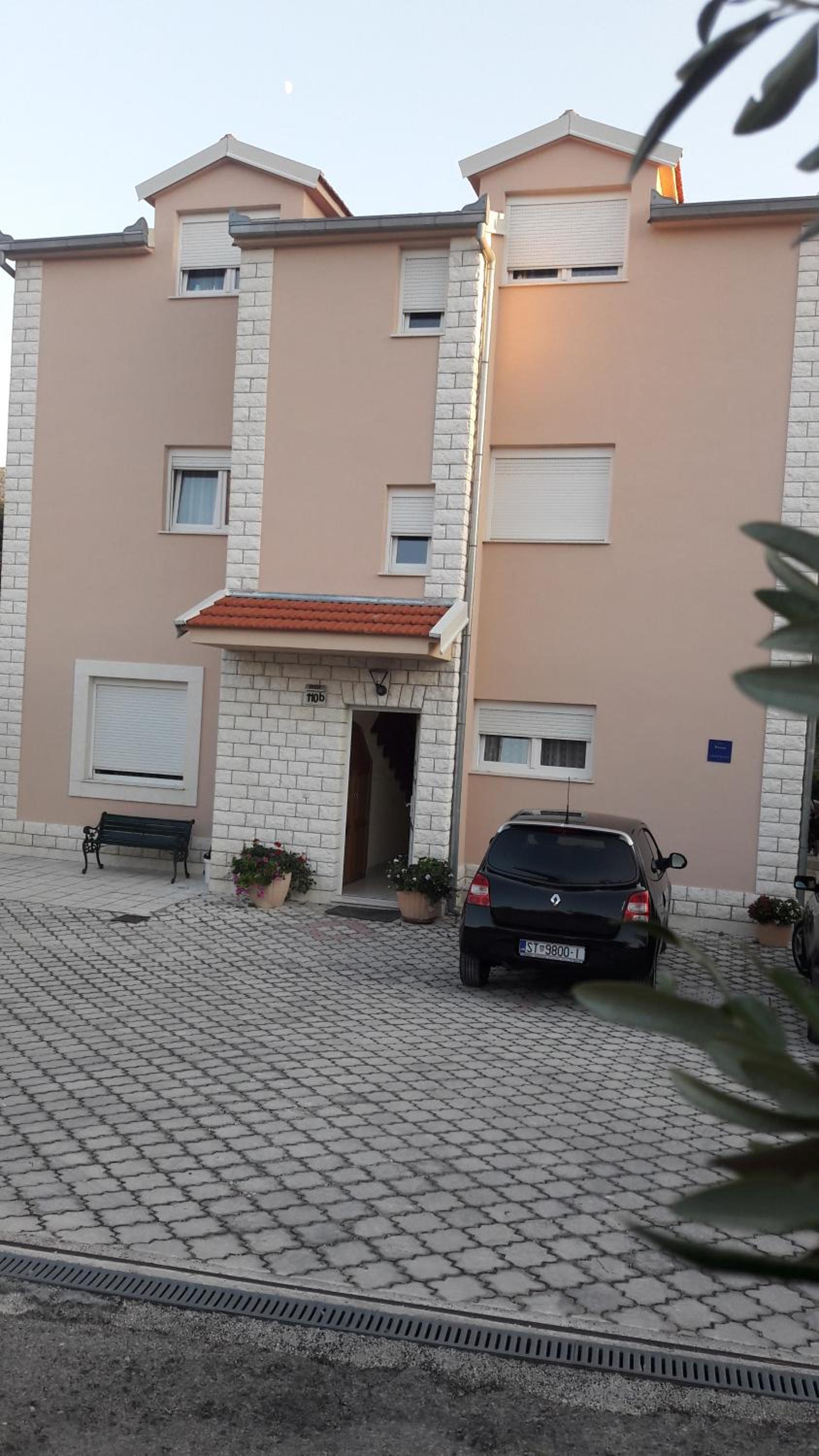 Apartment with Balcony - Photo 18