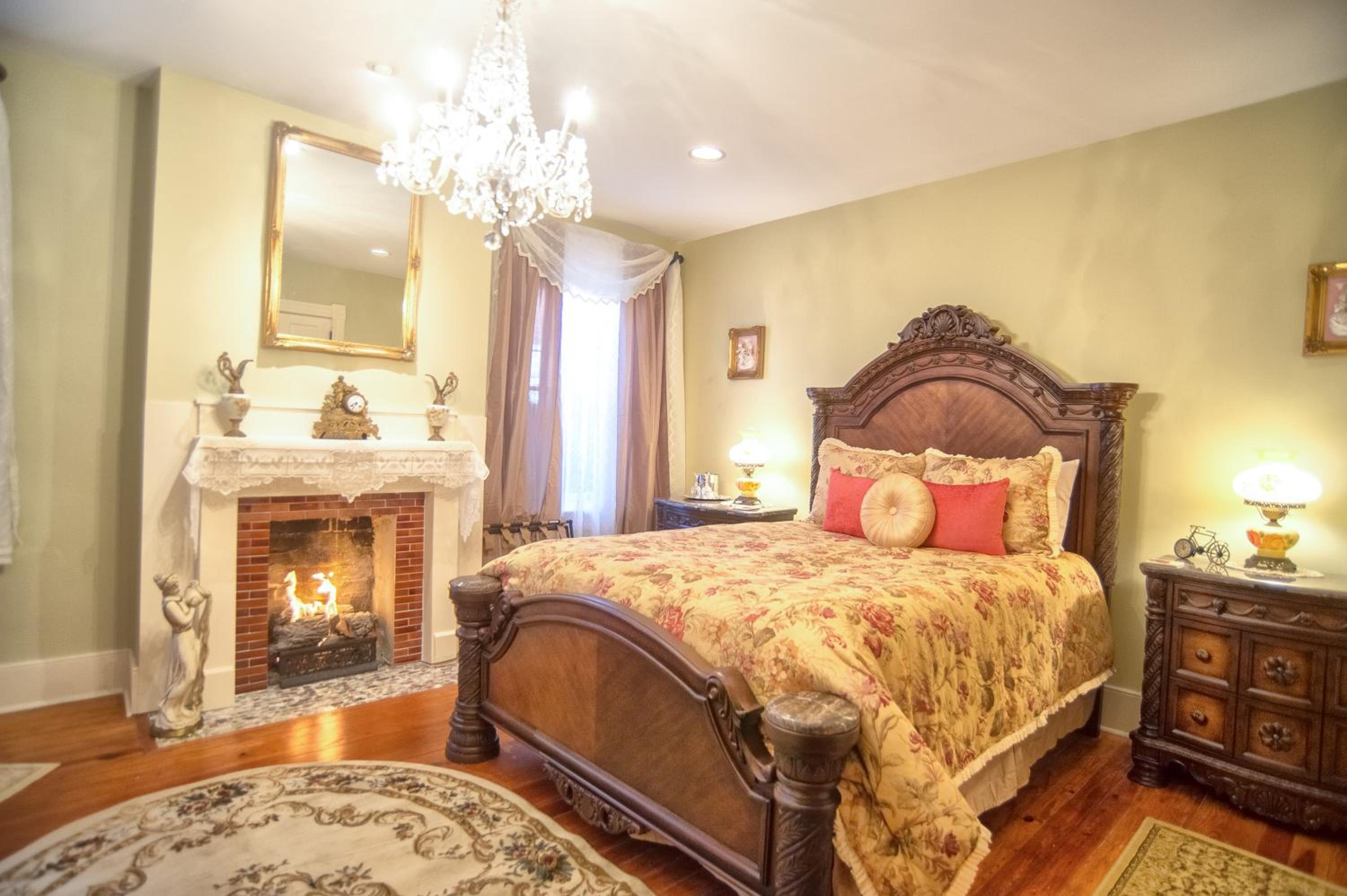Deluxe Queen Suite