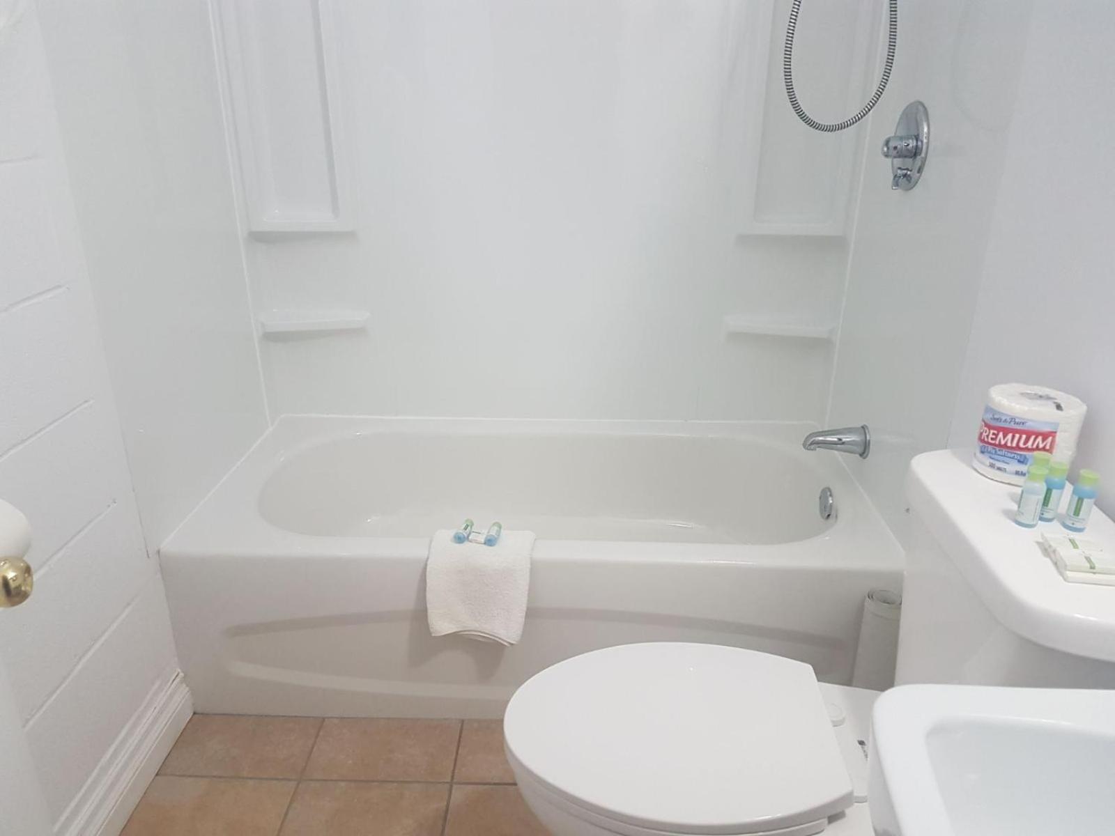 Queen Room with Two Queen Beds (4 Adults) photo 3