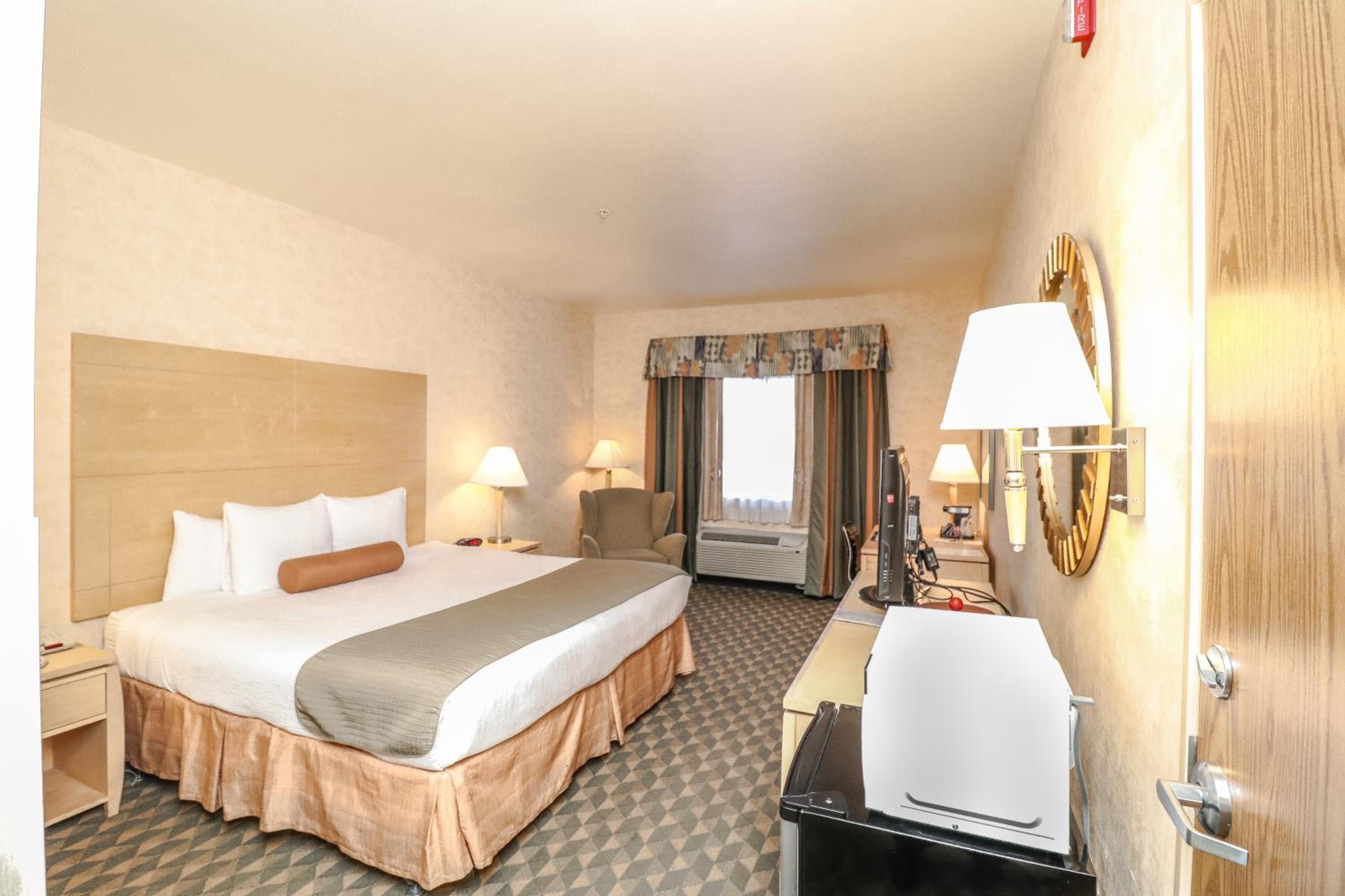 King Suite with Bath Tub - Disability Access/Non-Smoking  - Photo 4