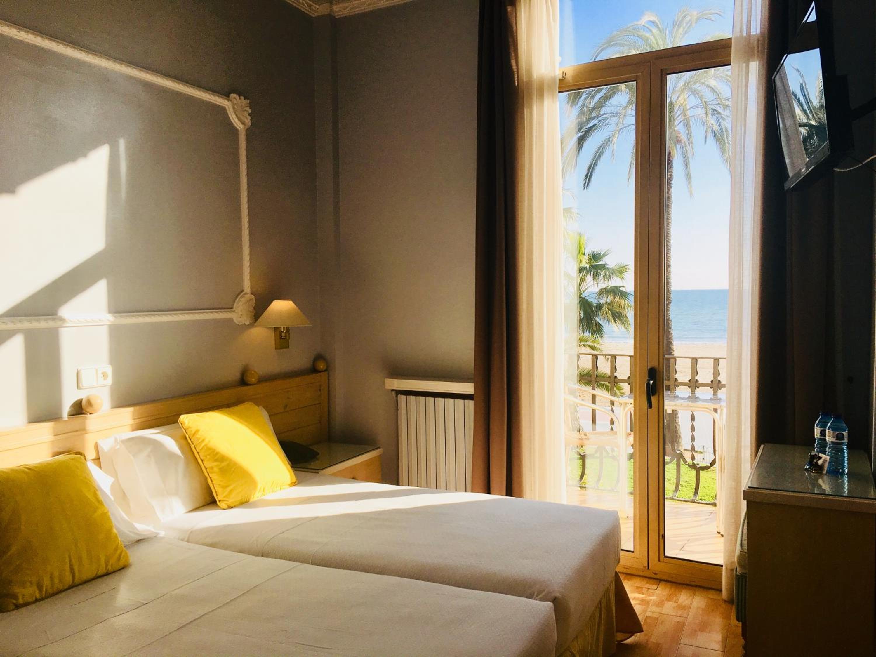 Double or Twin Room with Sea View and Balcony - Photo 1