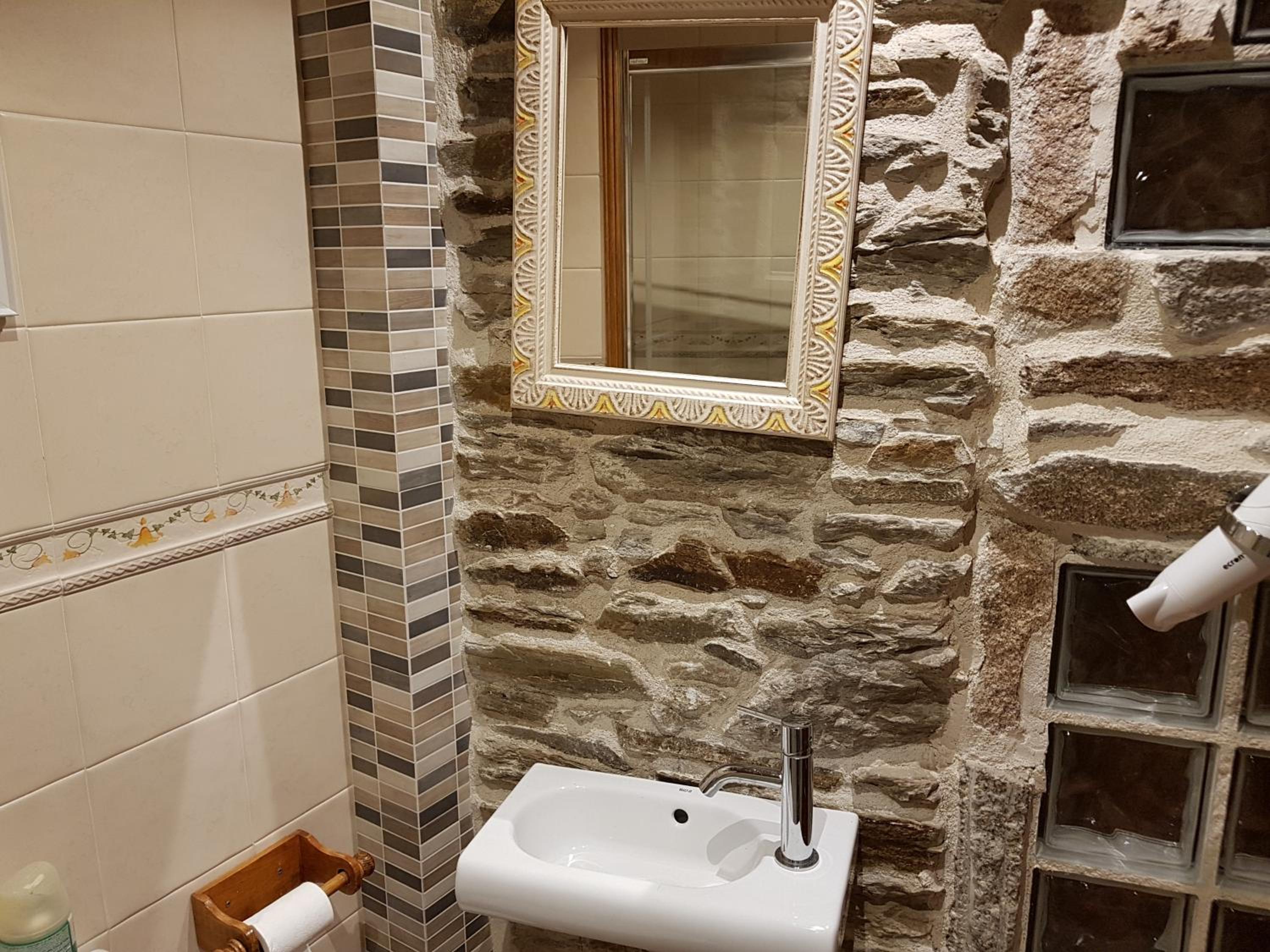 Quadruple Room with Private Bathroom photo 3